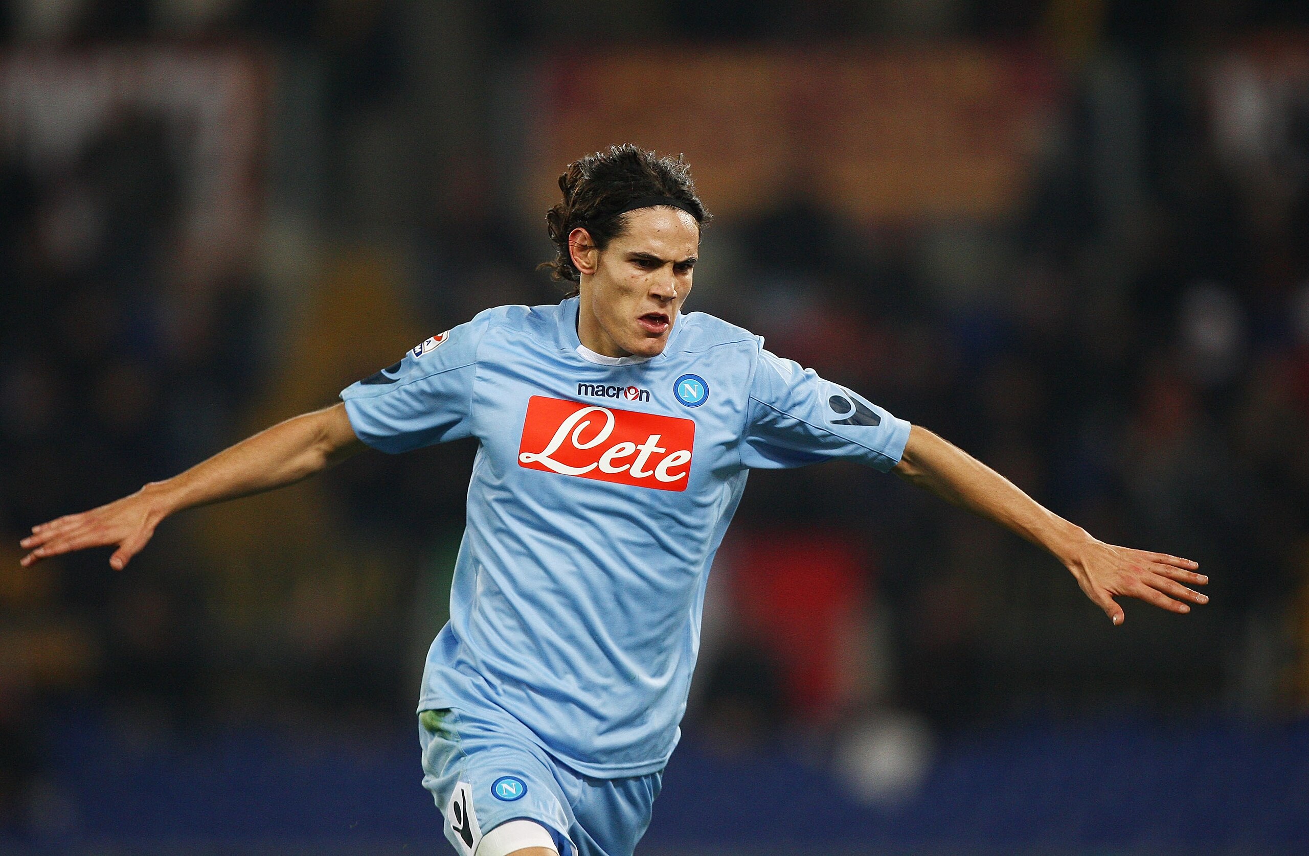 ROME, ITALY - FEBRUARY 12:  Edinson Cavani of SSC Napoli celebrates after scoring his second goal during the Serie A match between AS Roma and SSC Napoli at Stadio Olimpico on February 12, 2011 in Rome, Italy.  (Photo by Paolo Bruno/Getty Images)