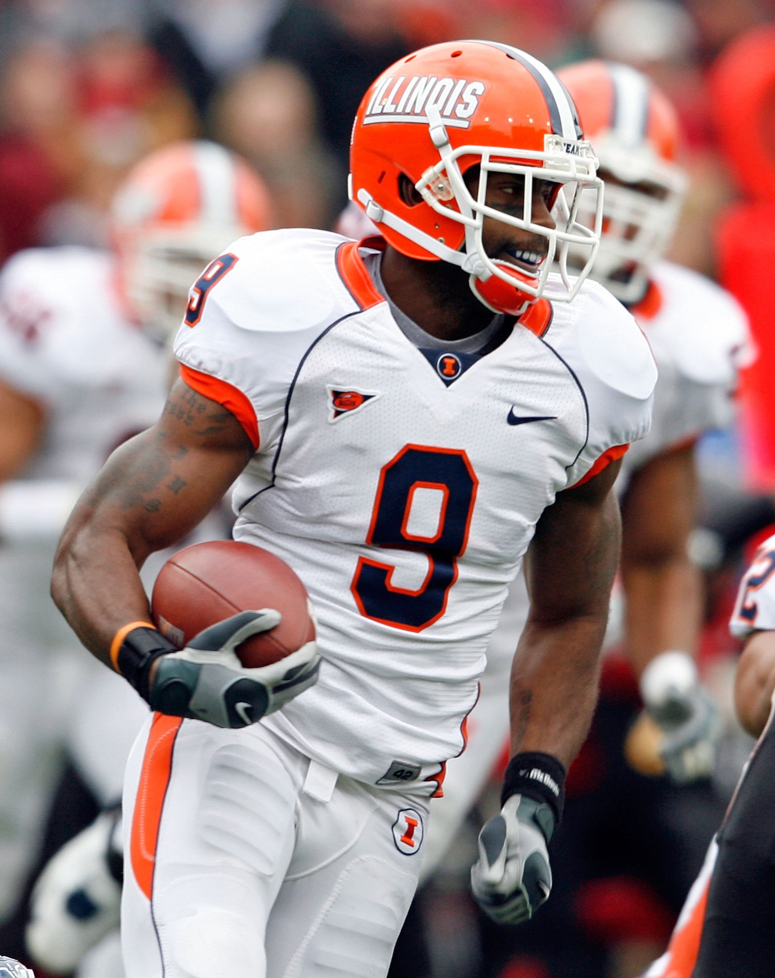 CINCINNATI - NOVEMBER 27:  Arrelious Benn #9 of the Illinois Fighting Illini throws a pass runs with the ball during the game against the Cincinnati Bearcats at Nippert Stadium on November 27, 2009 in Cincinnati, Ohio.  (Photo by Andy Lyons/Getty Images)