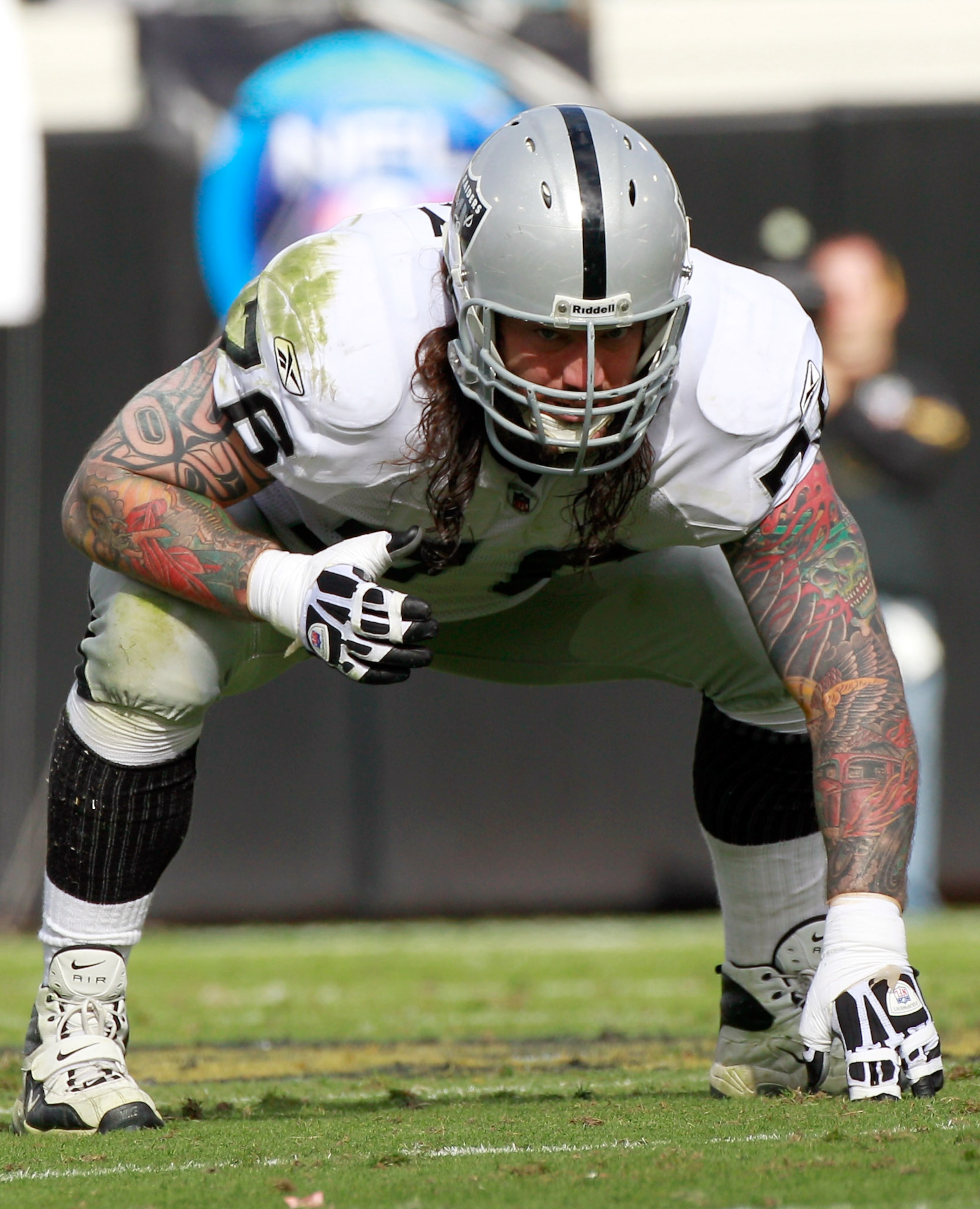 JACKSONVILLE, FL - DECEMBER 12: Robert Gallery #76 of the Oakland Raiders lines up during the game against the Jacksonville Jaguars at EverBank Field on December 12, 2010 in Jacksonville, Florida. (Photo by Sam Greenwood/Getty Images) JACKSONVILLE, FL - DECEMBER 12: Robert Gallery #76 of the Oakland Raiders lines up during the game against the Jacksonville Jaguars at EverBank Field on December 12, 2010 in Jacksonville, Florida. (Photo by Sam Greenwood/Getty Images)