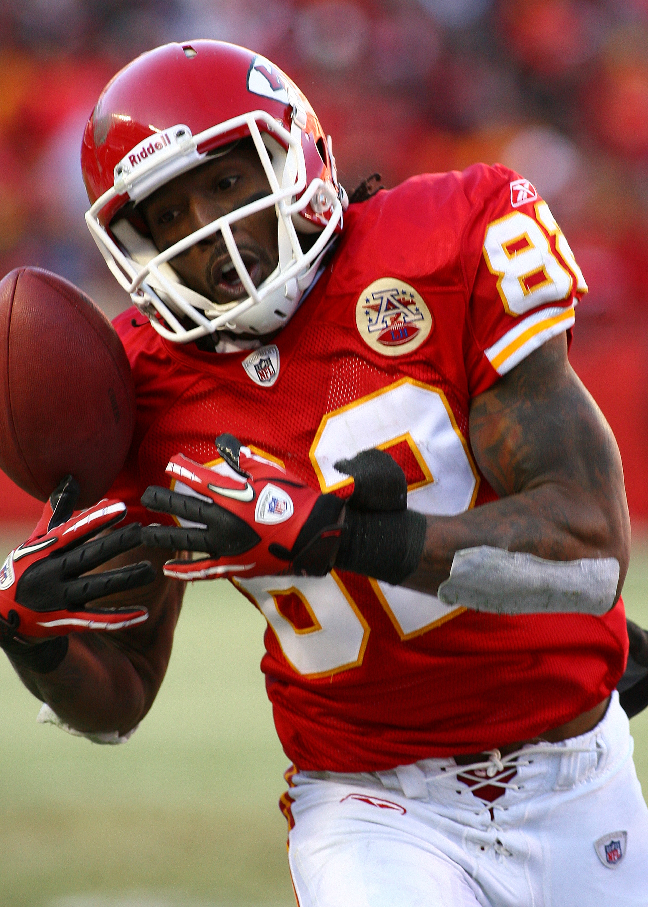 KANSAS CITY, MO - JANUARY 02: Wide receiver Dwayne Bowe #82 of the Kansas City Chiefs bobbles the ball in a game against the Oakland Raiders at Arrowhead Stadium on January 2, 2011 in Kansas City, Missouri. (Photo by Tim Umphrey/Getty Images) KANSAS CITY, MO - JANUARY 02: Wide receiver Dwayne Bowe #82 of the Kansas City Chiefs bobbles the ball in a game against the Oakland Raiders at Arrowhead Stadium on January 2, 2011 in Kansas City, Missouri. (Photo by Tim Umphrey/Getty Images)
