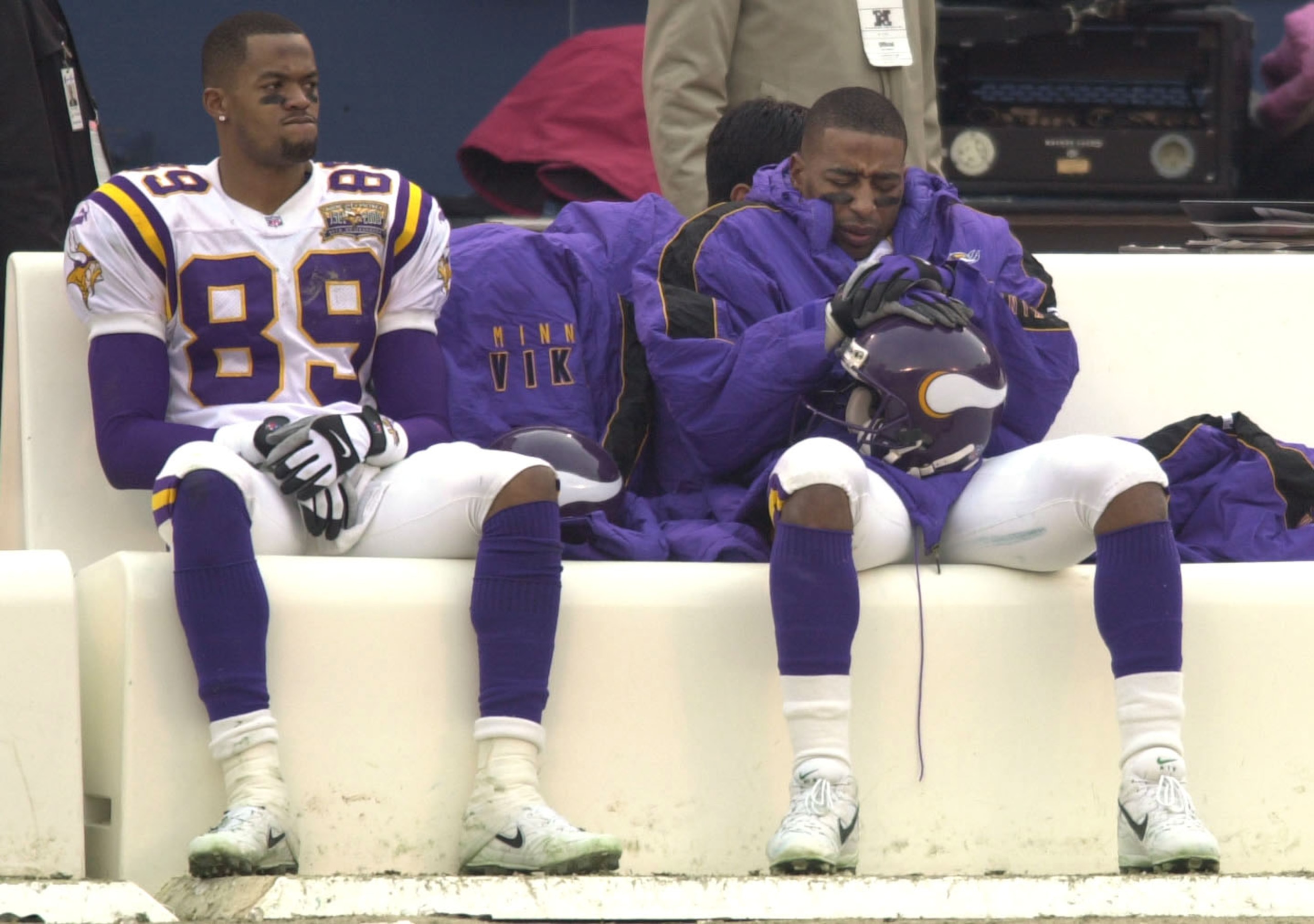 14 Jan 2001: Matthew Hatchette #89 and Cris Carter #80 of the Minnesota Vikings look dejected during the closing moments of the NFC Championship Game against the New York Giants at Giant Stadium in East Rutherford, New Jersey. New York Giants won 41-0. <D