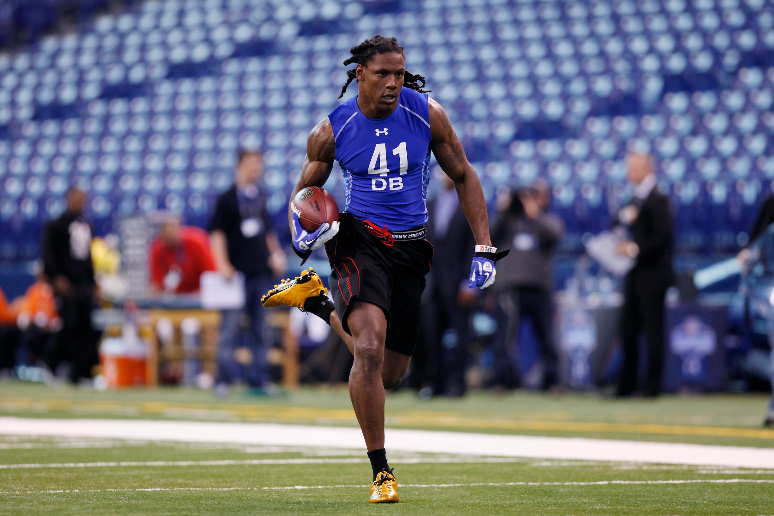 INDIANAPOLIS, IN - MARCH 1: Defensive back Robert Sands #41 of West Virginia runs with the football during the 2011 NFL Scouting Combine at Lucas Oil Stadium on February 28, 2011 in Indianapolis, Indiana. (Photo by Joe Robbins/Getty Images)