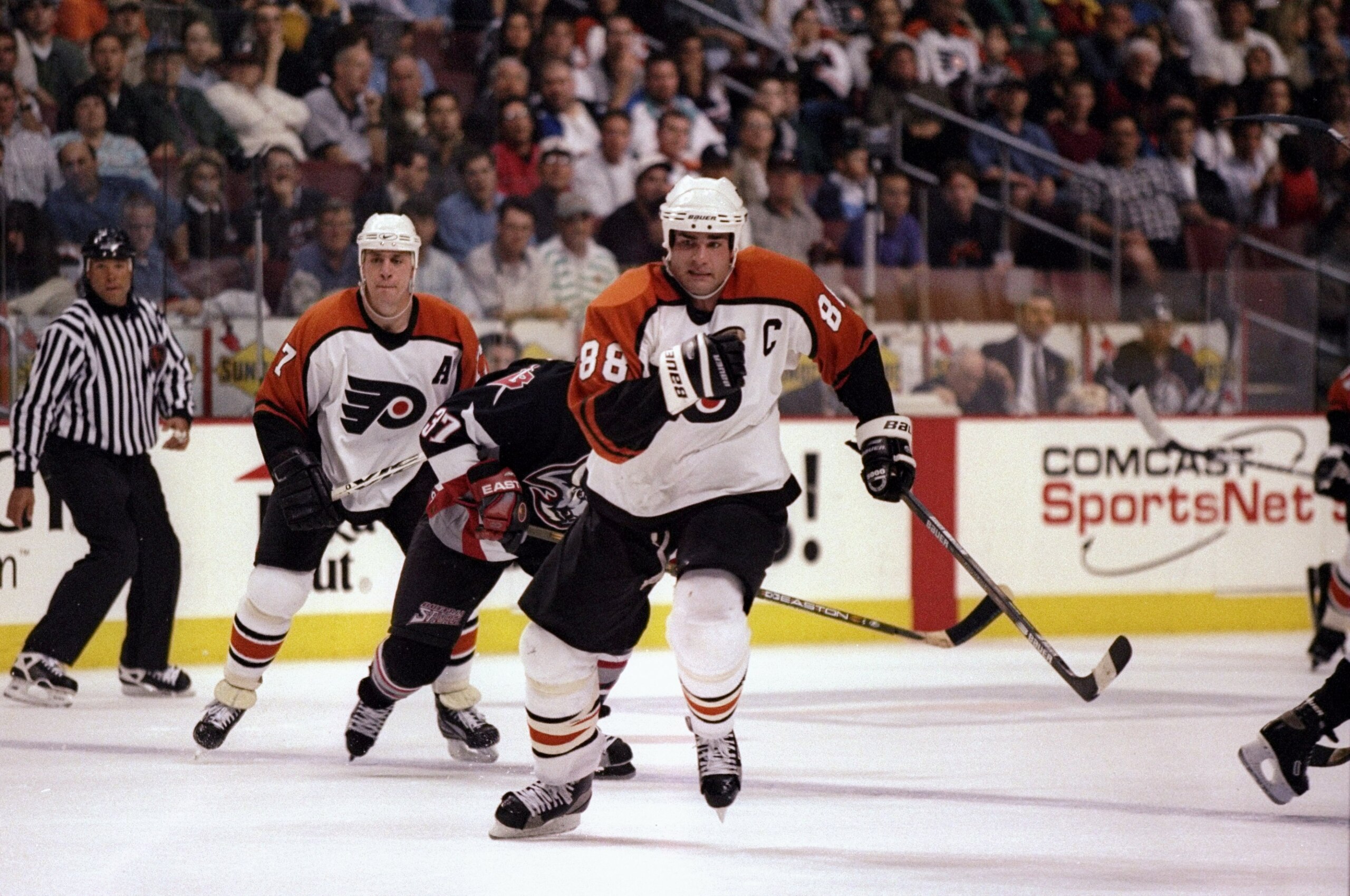 24 Apr 1998:  Center Eric Lindros of the Philadelphia Flyers in action during a playoff game against the Buffalo Sabres at the Marine Midland Arena in Buffalo, New York.  The Sabres won the game 4-1. Mandatory Credit: Craig Melvin  /Allsport