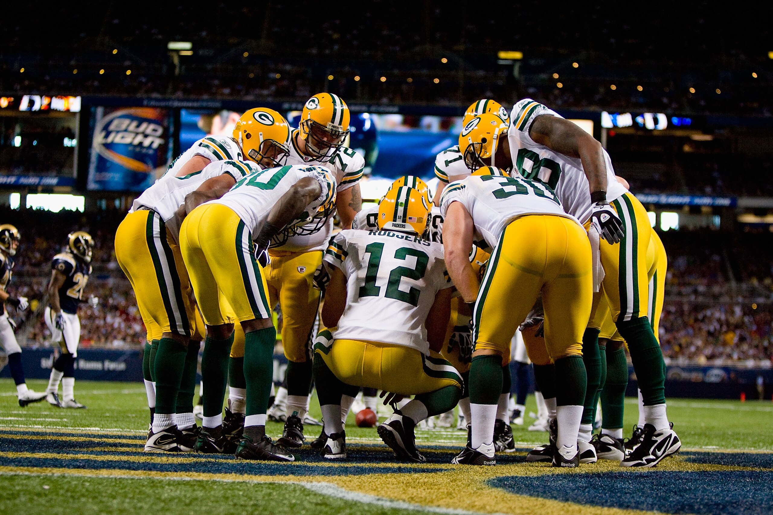 ST. LOUIS, MO - SEPTEMBER 27:  Aaron Rodgers #12 of the Green Bay Packers huddles with the offense during the game against the St. Louis Rams at the Edward Jones Dome on September 27, 2009 in St. Louis, Missouri.  (Photo by Dilip Vishwanat/Getty Images)