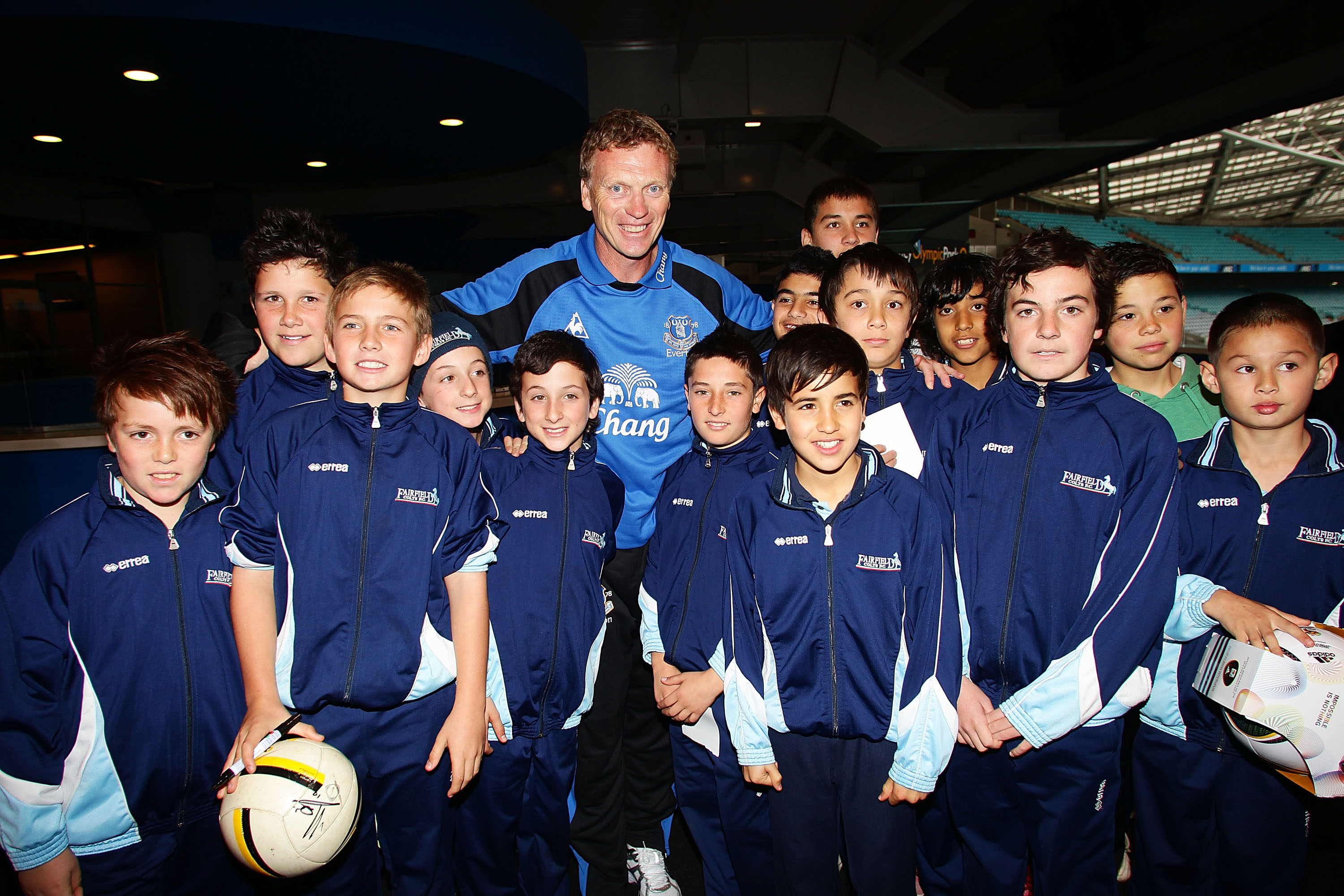 SYDNEY, AUSTRALIA - JULY 05:  Everton FC manager David Moyes poses with young fans during an Everton FC press conference at ANZ Stadium on July 5, 2010 in Sydney, Australia.  (Photo by Matt King/Getty Images)