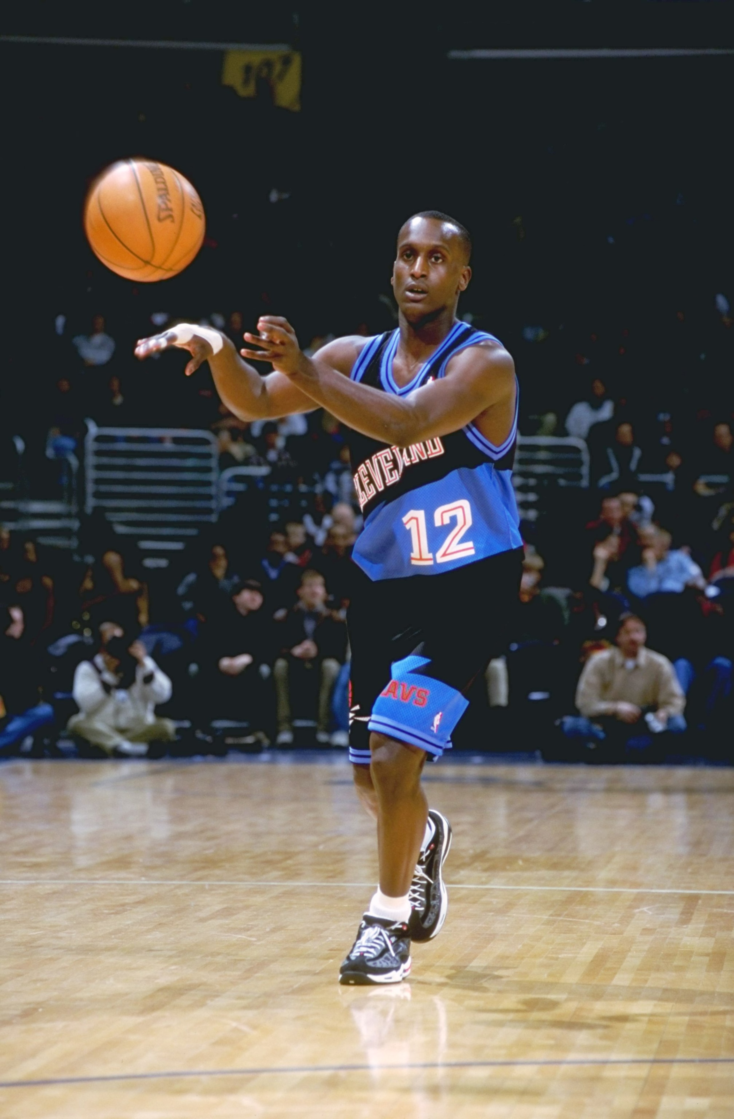 20 Mar 1999: Brevin Knight #12 of the Cleveland Cavaliers passing the ball during the game against the Washington Wizards at the MCI Center in Washington, D.C. The Wizards defeated the Cavaliers 113-83.