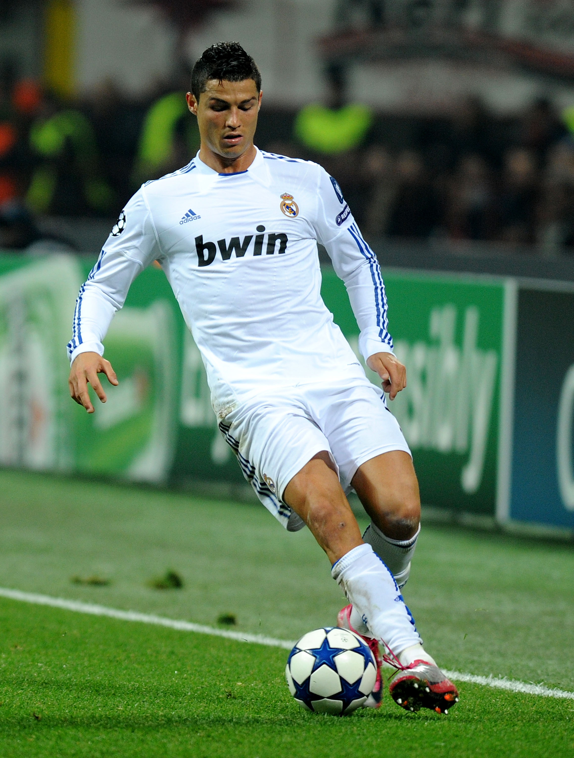 MILAN, ITALY - NOVEMBER 03:  Cristiano Ronaldo of Real Madrid in action during the UEFA Champions League Group G match between AC Milan and Real Madrid at Stadio Giuseppe Meazza on November 3, 2010 in Milan, Italy.  (Photo by Massimo Cebrelli/Getty Images