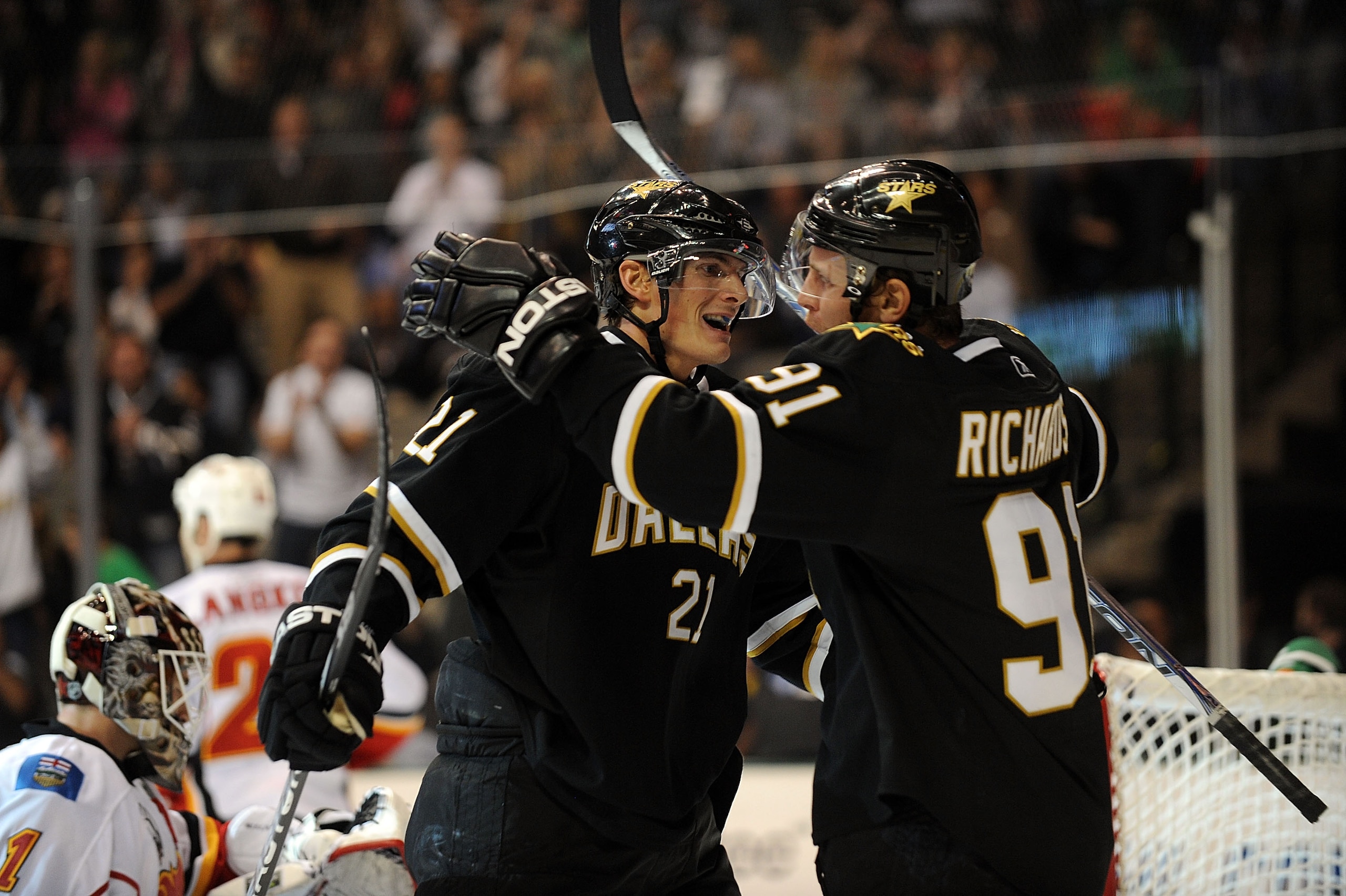 DALLAS - NOVEMBER 04: Left wing Loui Eriksson #21 of the Dallas Stars celebrates his goal with Brad Richards #91 against the Calgary Flames at American Airlines Center on November 4, 2009 in Dallas, Texas. (Photo by Ronald Martinez/Getty Images)