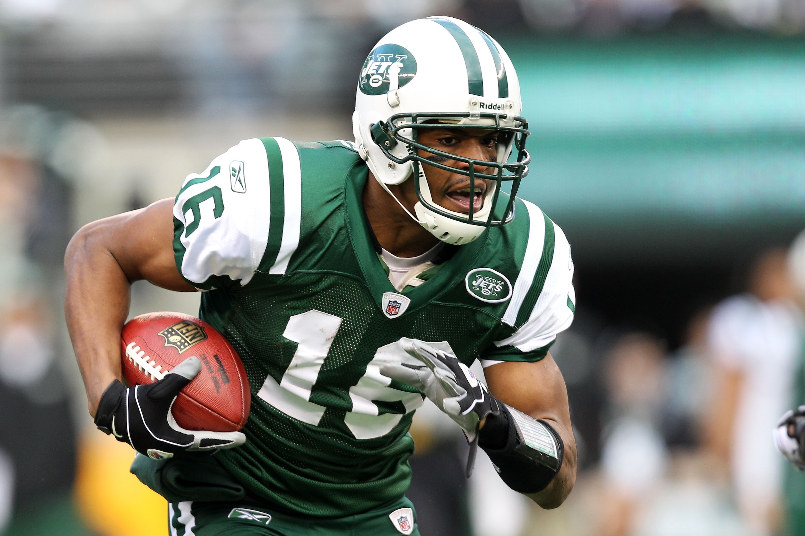 EAST RUTHERFORD, NJ - JANUARY 02:  Brad Smith #16 of the New York Jets runs down field against the Buffalo Bills at New Meadowlands Stadium on January 2, 2011 in East Rutherford, New Jersey.  (Photo by Michael Heiman/Getty Images)