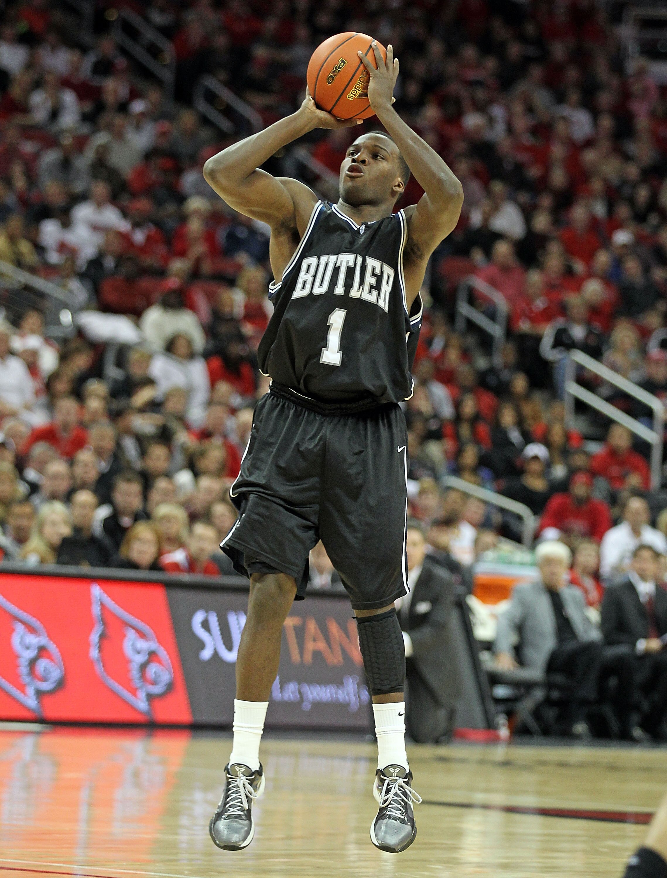 LOUISVILLE, KY - NOVEMBER 16:  Shelvin Mack #1  of the Butler Bulldogs shoots the ball during the game against the Louisville Cardinals at the KFC Yum! Center on November 16, 2010 in Louisville, Kentucky.  (Photo by Andy Lyons/Getty Images)