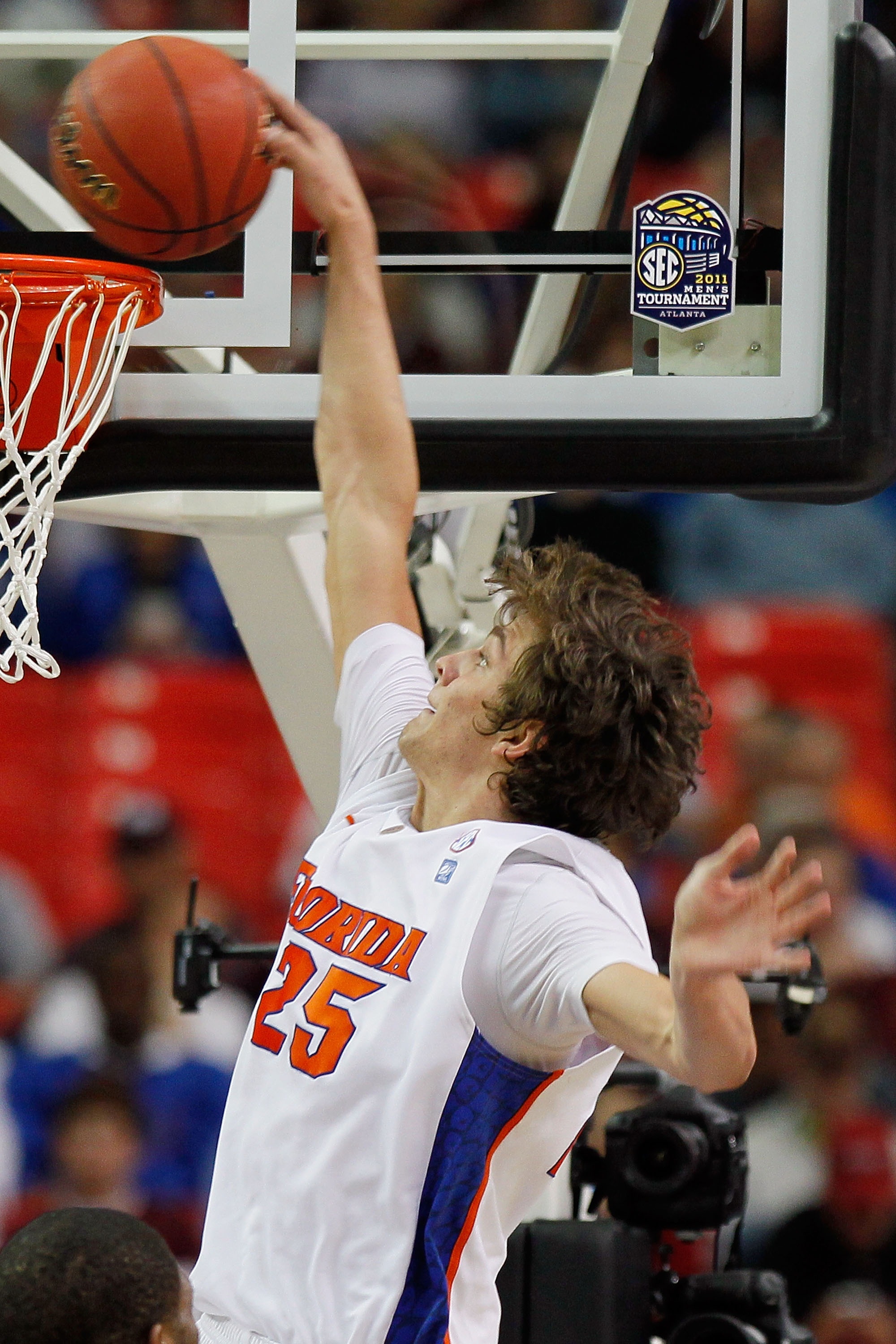 ATLANTA, GA - MARCH 12:  Chandler Parsons #25 of the Florida Gators dunks against the Vanderbilt Commodores during the semifinals of the SEC Men's Basketball Tournament at Georgia Dome on March 12, 2011 in Atlanta, Georgia.  (Photo by Kevin C. Cox/Getty I