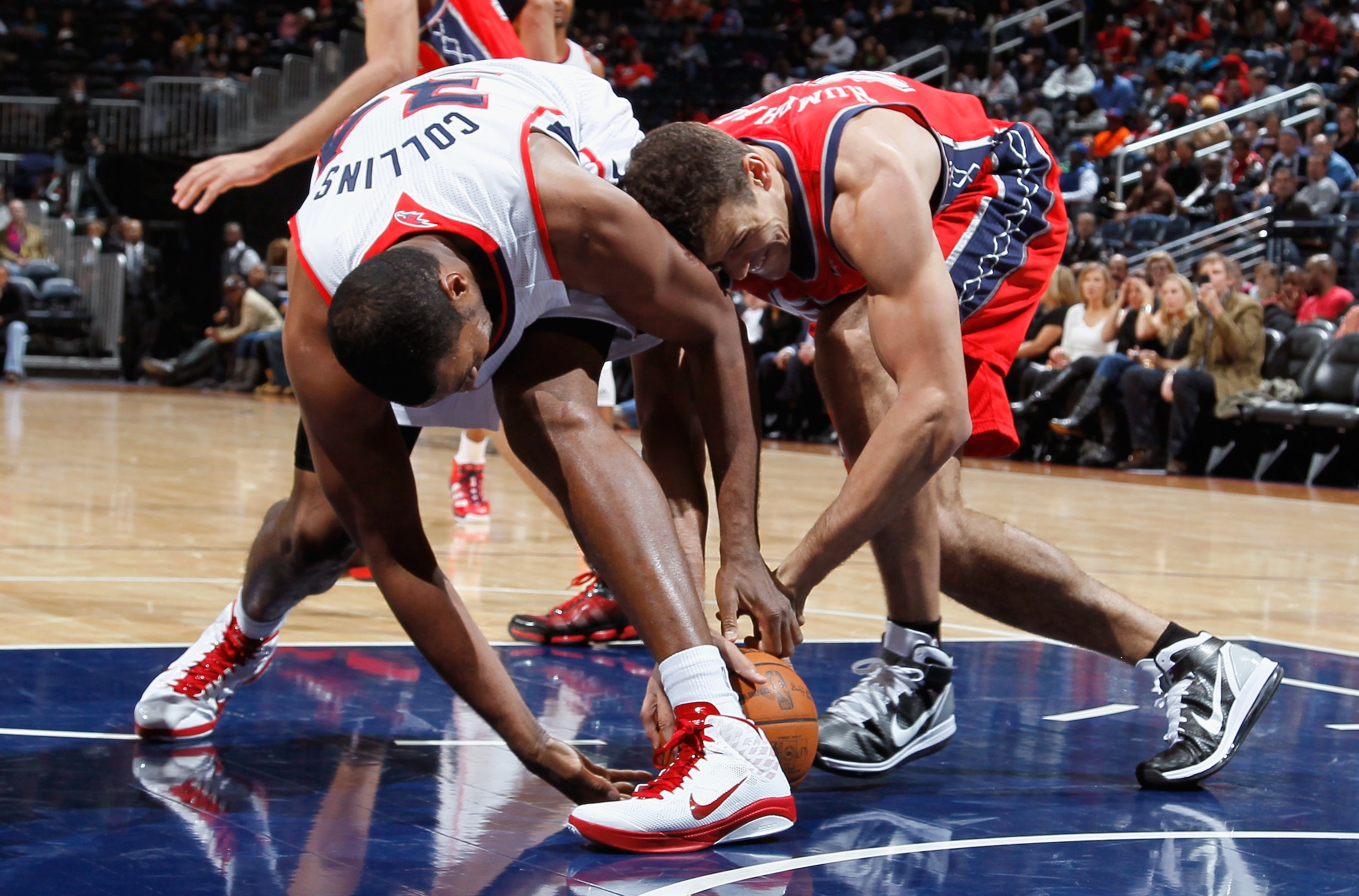 ATLANTA, GA - DECEMBER 07:  Jason Collins #34 of the Atlanta Hawks battles for a loose ball against Kris Humphries #43 of the New Jersey Nets at Philips Arena on December 7, 2010 in Atlanta, Georgia.  NOTE TO USER: User expressly acknowledges and agrees t