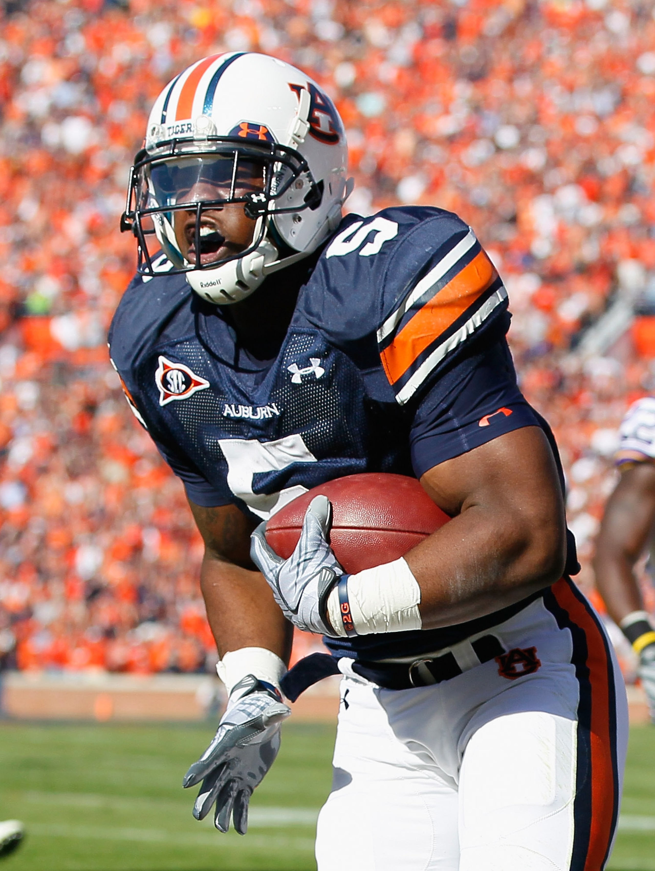 AUBURN, AL - OCTOBER 23:  Michael Dyer #5 of the Auburn Tigers against the LSU Tigers at Jordan-Hare Stadium on October 23, 2010 in Auburn, Alabama.  (Photo by Kevin C. Cox/Getty Images)
