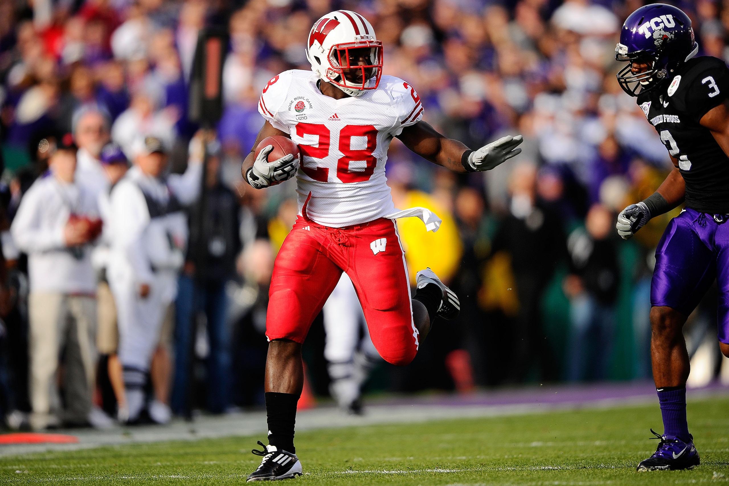 PASADENA, CA - JANUARY 01:  Running back Montee Ball #28 of the Wisconsin Badgers rushes with the ball against the TCU Horned Frogs in the first quarter of the 97th Rose Bowl game on January 1, 2011 in Pasadena, California.  (Photo by Kevork Djansezian/Ge