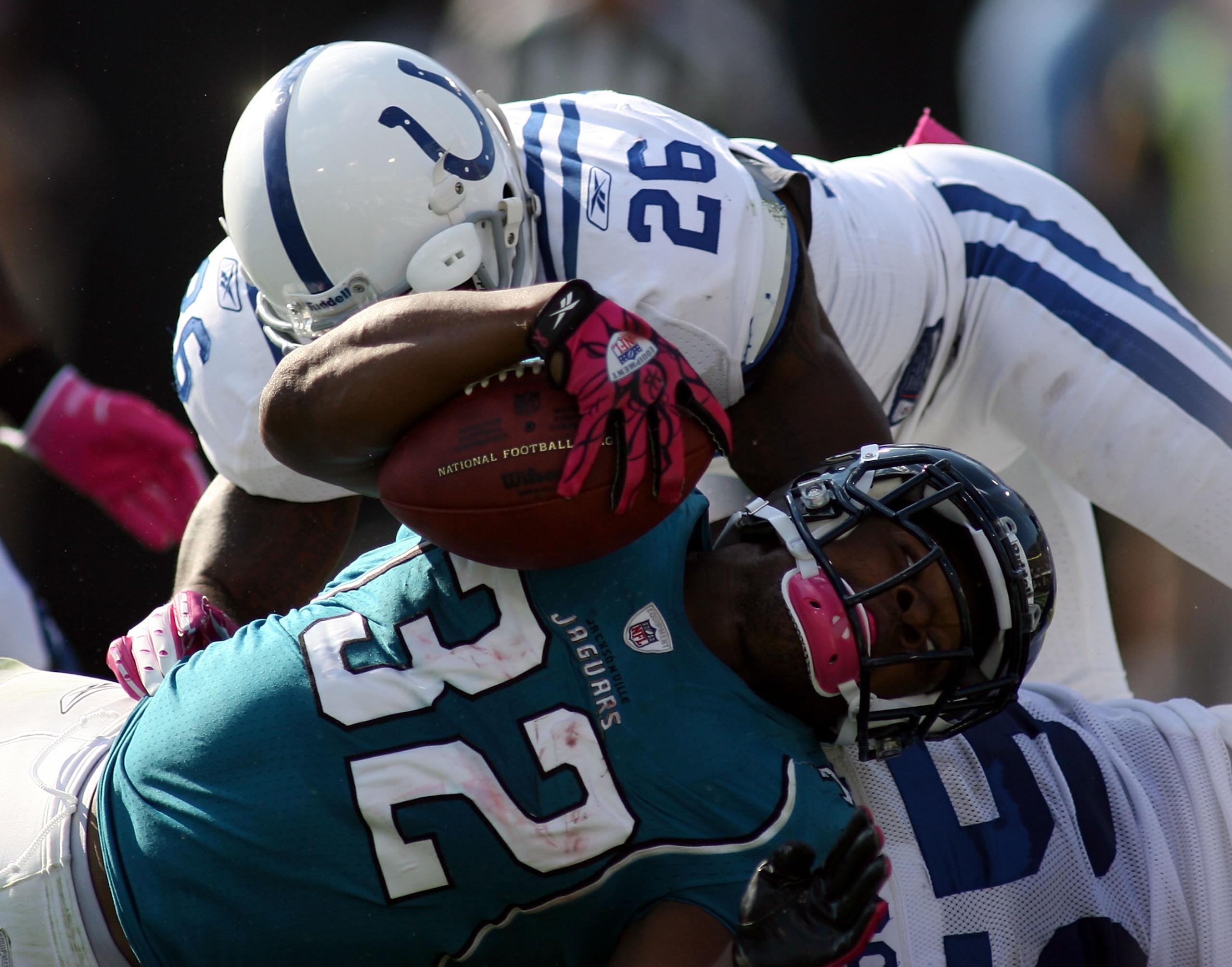 JACKSONVILLE, FL - OCTOBER 03:  Running back Maurice Jones-Drew #32 of the Jacksonville Jaguars runs against the Indianapolis Colts at EverBank Field on October 3, 2010 in Jacksonville, Florida. The Jaguars won 31-28.  (Photo by Marc Serota/Getty Images)