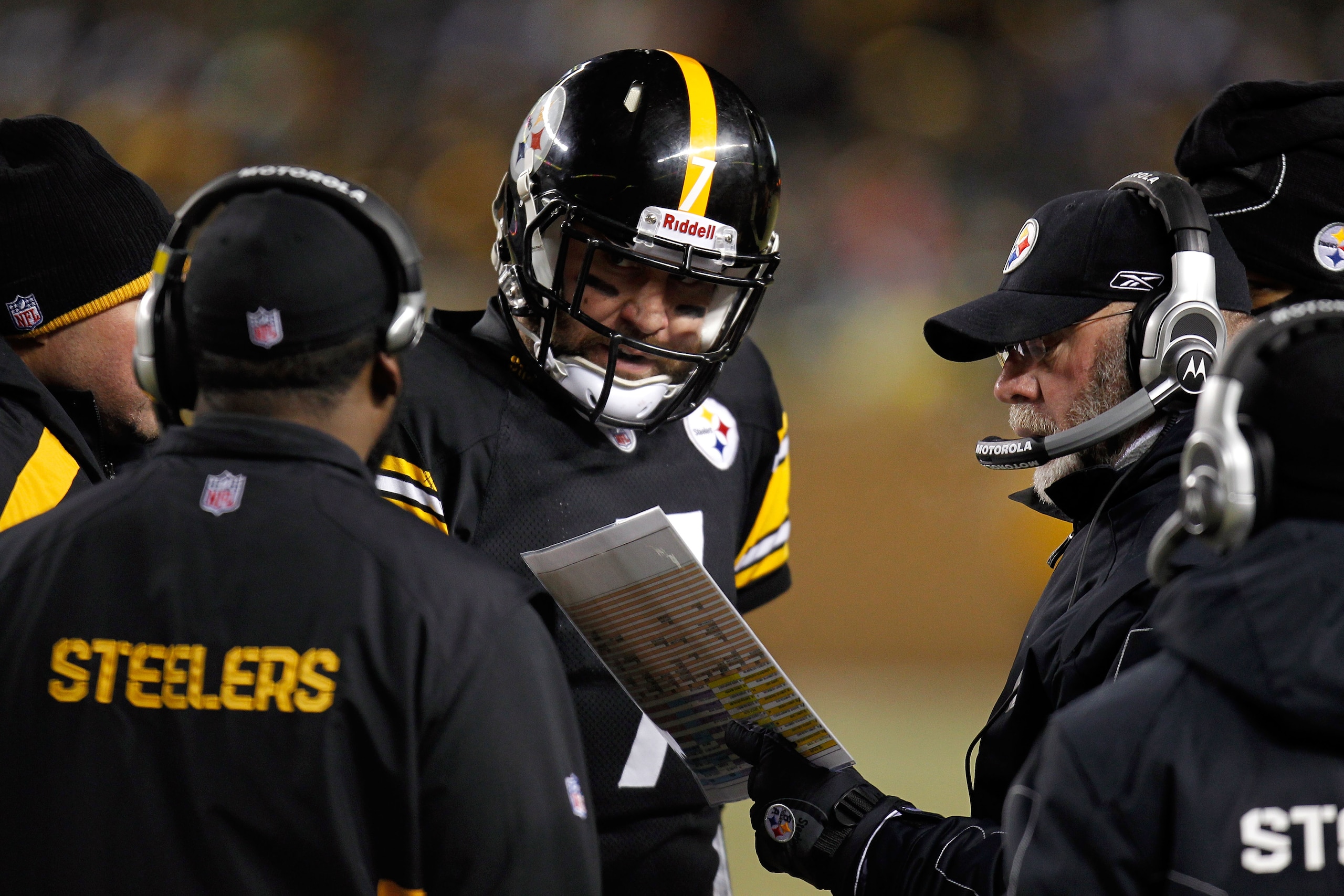 PITTSBURGH, PA - JANUARY 23:  Ben Roethlisberger #7 of the Pittsburgh Steelers talks to head coach Mike Tomlin (L) and Offensive coordinator Bruce Arians (R) during their 2011 AFC Championship game against the New York Jets at Heinz Field on January 23, 2