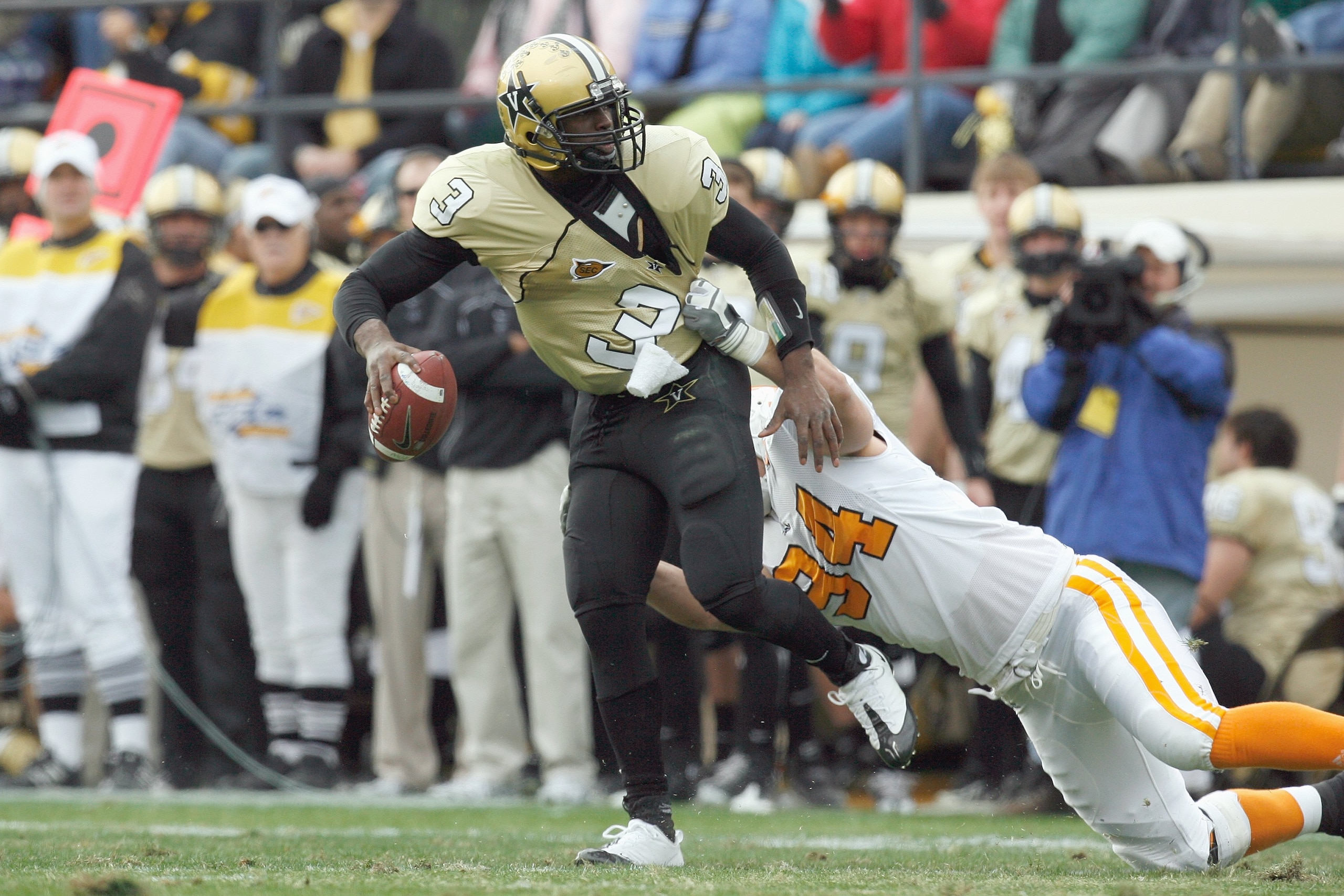 NASHVILLE, TN - NOVEMBER 22: Quarterback Chris Nickson #3 of the Vanderbilt Commodores is sacked by Wes Brown #94 of the Tennessee Volunteers at Vanderbilt Stadium on November 22, 2008 in Nashville, North Carolina. (Photo by Kevin C. Cox/Getty Images) NASHVILLE, TN - NOVEMBER 22: Quarterback Chris Nickson #3 of the Vanderbilt Commodores is sacked by Wes Brown #94 of the Tennessee Volunteers at Vanderbilt Stadium on November 22, 2008 in Nashville, North Carolina. (Photo by Kevin C. Cox/Getty Images)