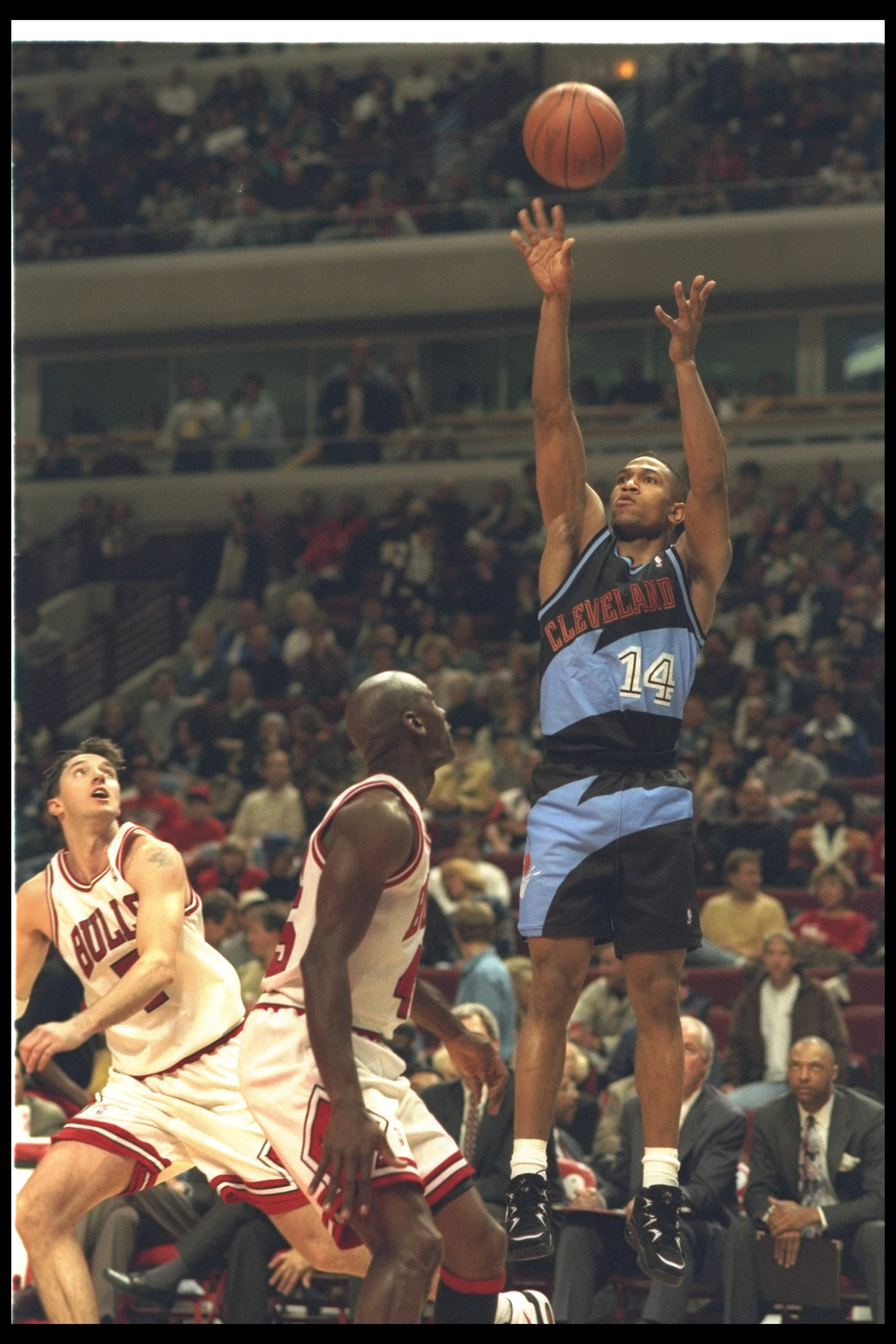 7 Apr 1995:  Guard Bobby Phills of the Cleveland Cavaliers goes up for two during a game against the Chicago Bulls at the United Center in Chicago, Illinois.  The Bulls won the game, 97-88. Mandatory Credit: Jonathan Daniel  /Allsport