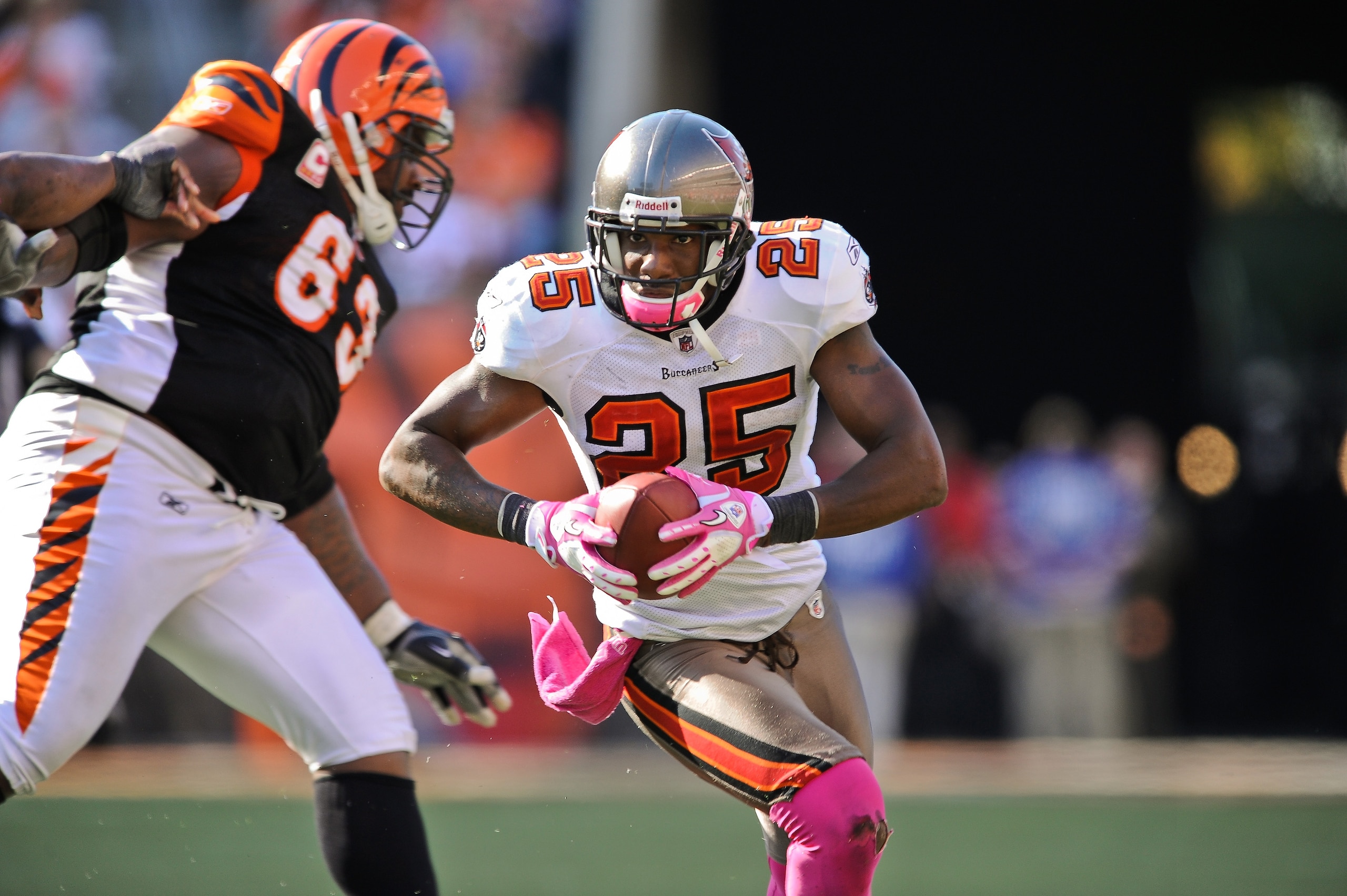 CINCINNATI, OH - OCTOBER 10: Aqib Talib #25 of the Tampa Bay Buccaneers returns an interception against the Cincinnati Bengals at Paul Brown Stadium on October 10, 2010 in Cincinnati, Ohio. (Photo by Jamie Sabau/Getty Images)