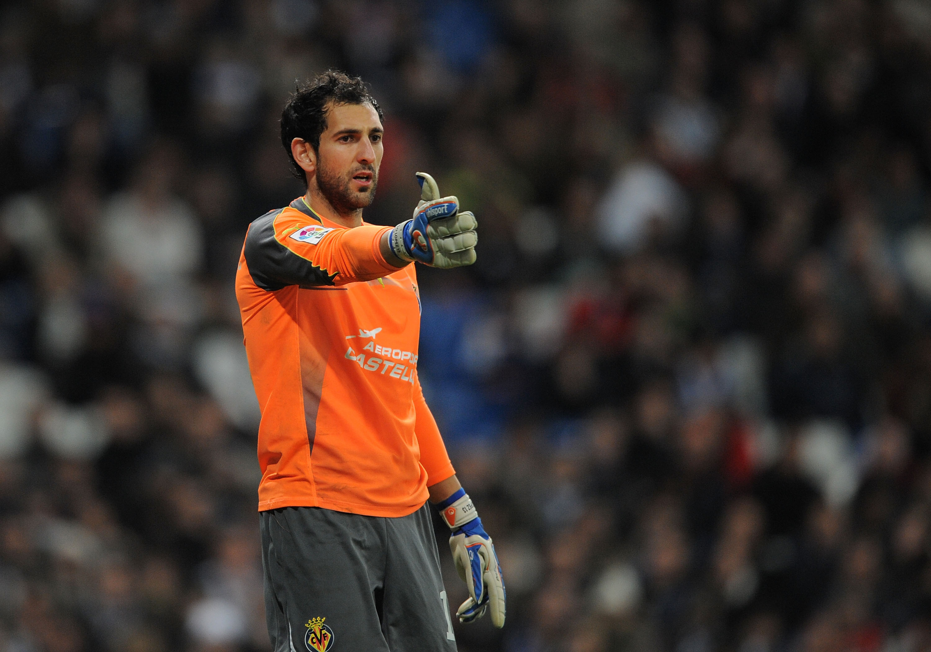 MADRID, SPAIN - JANUARY 09:  Diego Lopez of Villarreal signals to a teammate during the La Liga match between Real Madrid and Villarreal at Estadio Santiago Bernabeu on January 9, 2011 in Madrid, Spain.  (Photo by Denis Doyle/Getty Images)