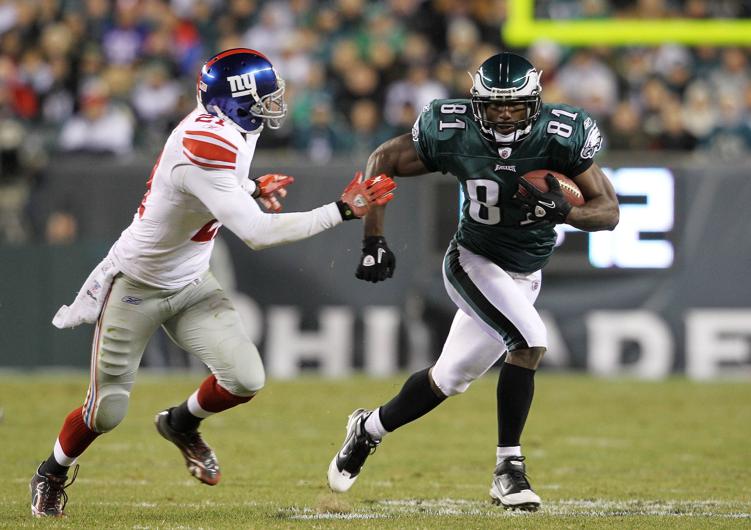 PHILADELPHIA, PA - NOVEMBER 21:  Jason Avant #81 of the Philadelphia Eagles runs down field against Kenny Phillips #21 of the New York Giants at Lincoln Financial Field on November 21, 2010 in Philadelphia, Pennsylvania.  (Photo by Michael Heiman/Getty Im