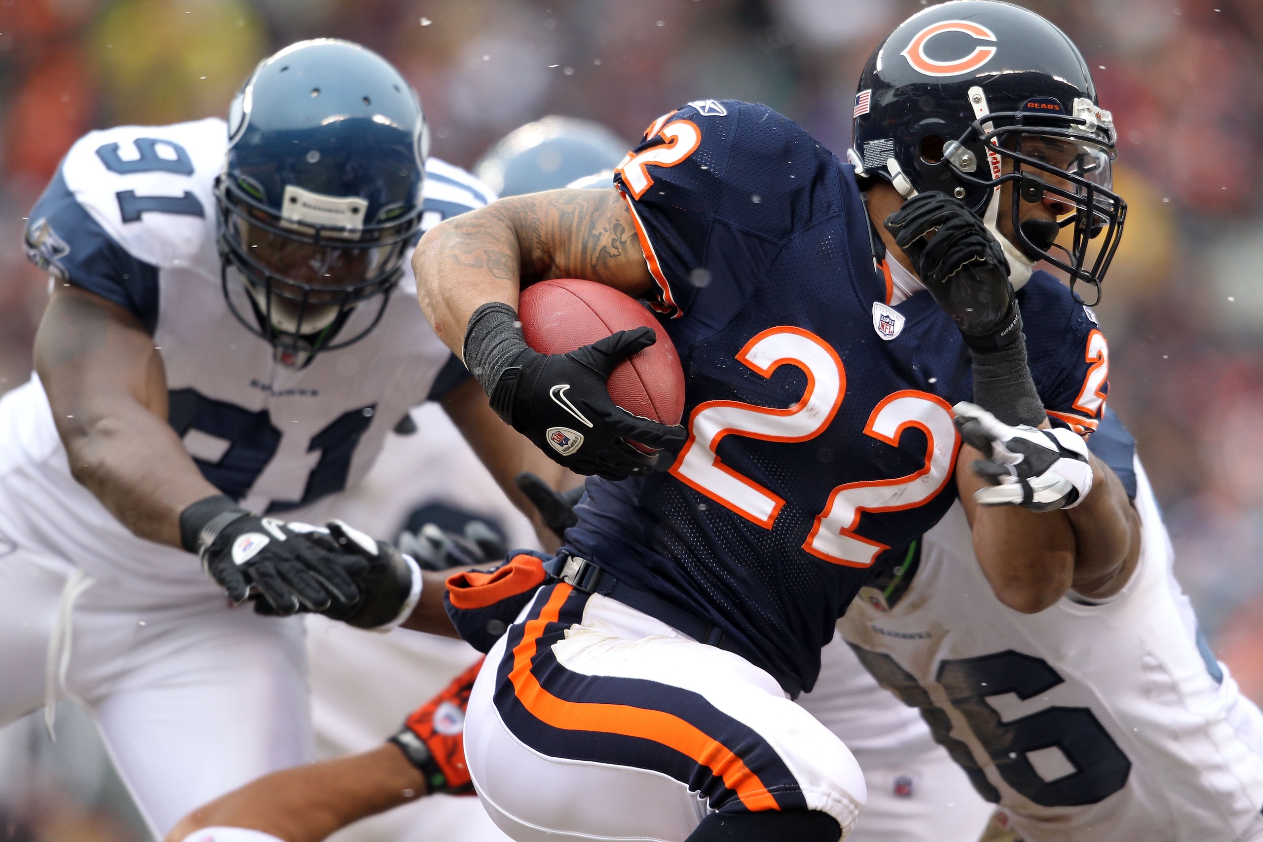 CHICAGO, IL - JANUARY 16:  Matt Forte #22 of the Chicago Bears runs the ball against the Seattle Seahawks in the 2011 NFC divisional playoff game at Soldier Field on January 16, 2011 in Chicago, Illinois.  (Photo by Andy Lyons/Getty Images)