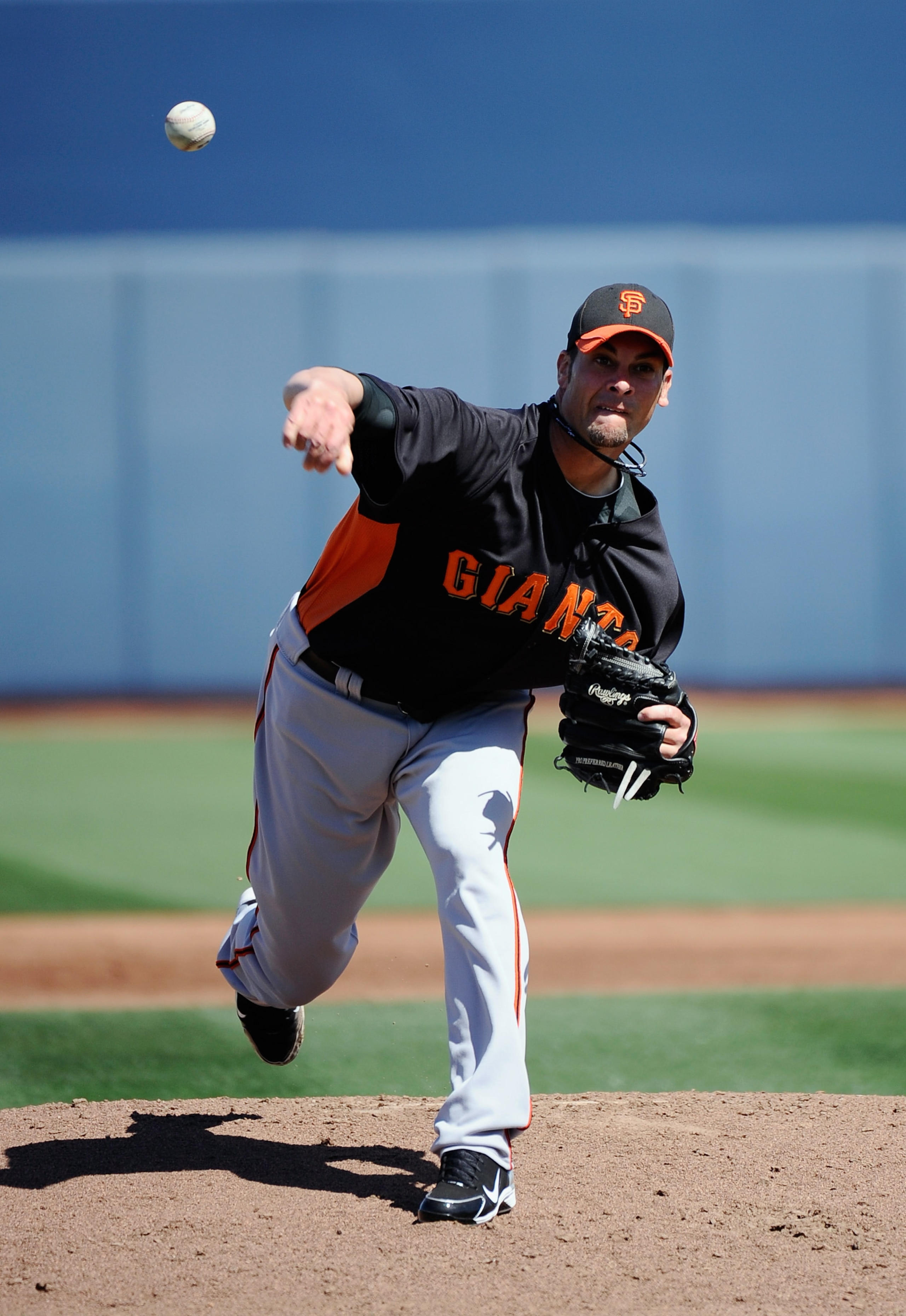 PEORIA, AZ - MARCH 08:  Ryan Vogelsong #32 of the San Francisco Giants throws against the Seattle Mariners during the spring training baseball game against at Peoria Stadium on March 8, 2011 in Peoria, Arizona.  (Photo by Kevork Djansezian/Getty Images)