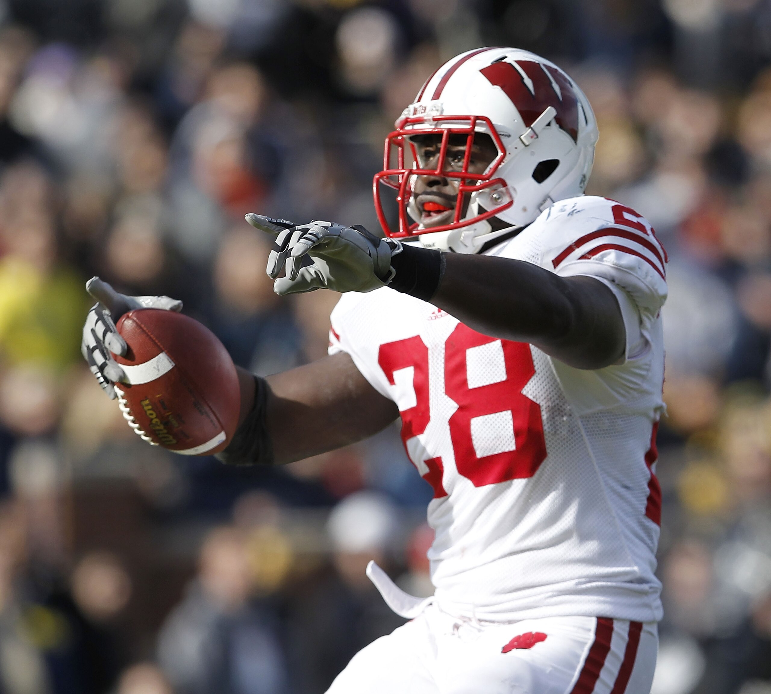 ANN ARBOR, MI - NOVEMBER 20:  Montee Ball #28 of the Wisconsin Badgers celebrates a second quarter touchdown while playing the Michigan Wolverines at Michigan Stadium on November 20, 2010 in Ann Arbor, Michigan.  (Photo by Gregory Shamus/Getty Images)