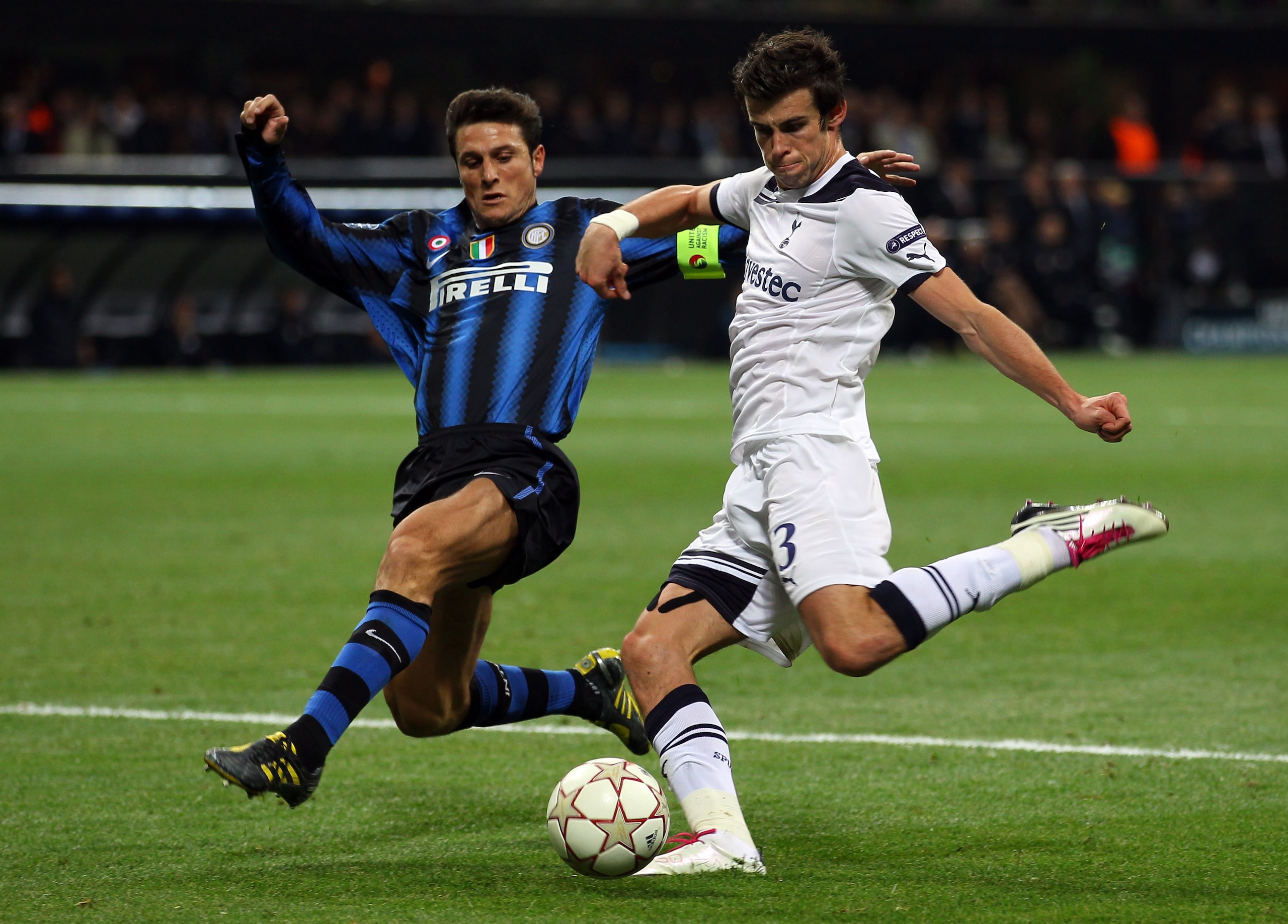 MILAN, ITALY - OCTOBER 20:  Gareth Bale of Tottenham Hotspur shapes to shoot and score his second goal during the UEFA Champions League Group A match between FC Internazionale Milano and Tottenham Hotspur at the Stadio Giuseppe Meazza on October 20, 2010