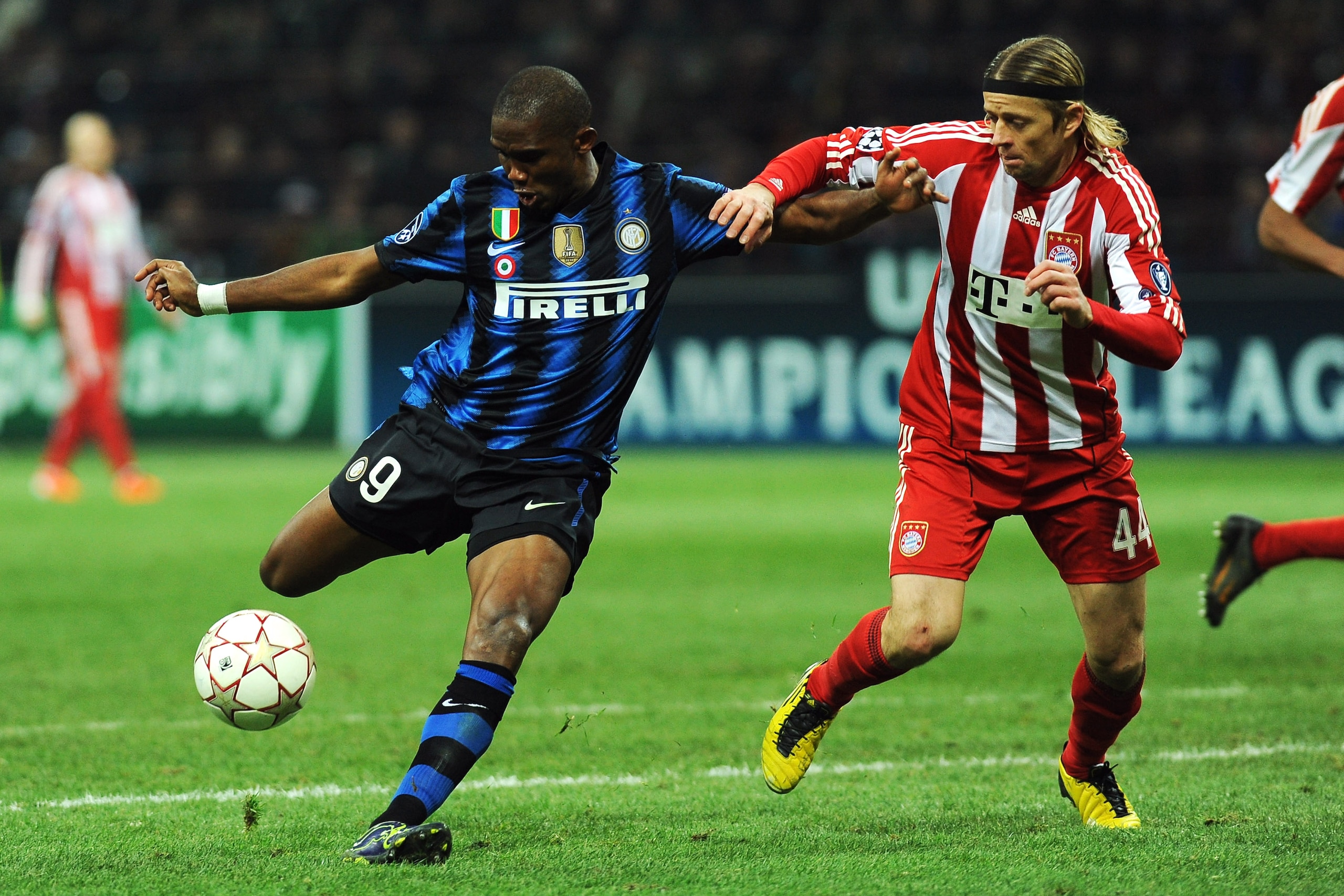 MILAN, ITALY - FEBRUARY 23:  Samuel Eto o of Inter Milan competes with Anatoliy Tymoshchuk of FC Bayern Muenchen during the UEFA Champions League round of 16 first leg match between Inter Milan v FC Bayern Muenchen on February 23, 2011 in Milan, Italy.  (