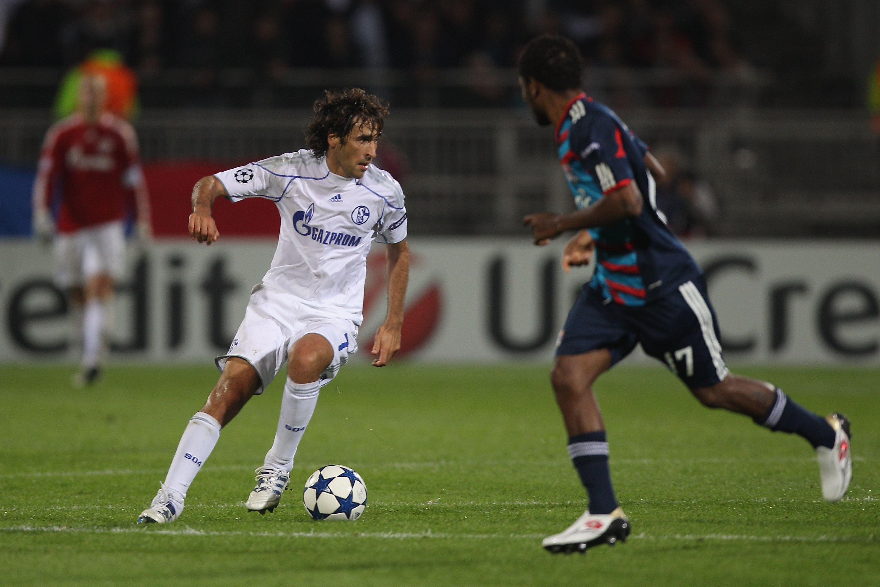 LYON, FRANCE - SEPTEMBER 14:  Raul Gonzalez (l) of Schalke during the UEFA Champions League Group B match between Olympique Lyonnais and FC Schalke 04 at the Stade de Gerland on September 14, 2010 in Lyon, France.  (Photo by Michael Steele/Getty Images)