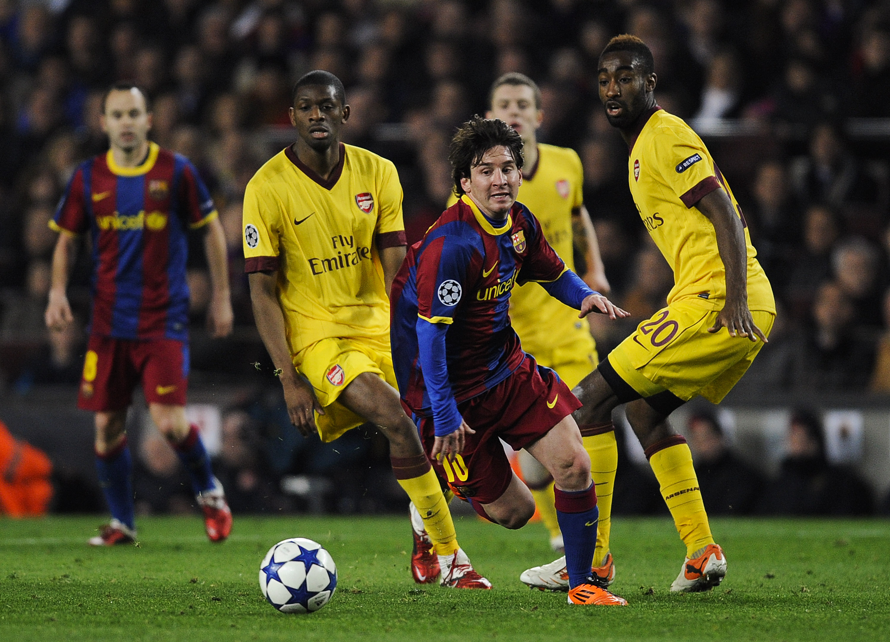 BARCELONA, SPAIN - MARCH 08:  Lionel Messi of FC Barcelona (C) runs with the balls under a challenge by Abou Diaby (L) and Johan Djourou (R) of Arsenal during the UEFA Champions League round of 16 second leg match between Barcelona and Arsenal at the Camp