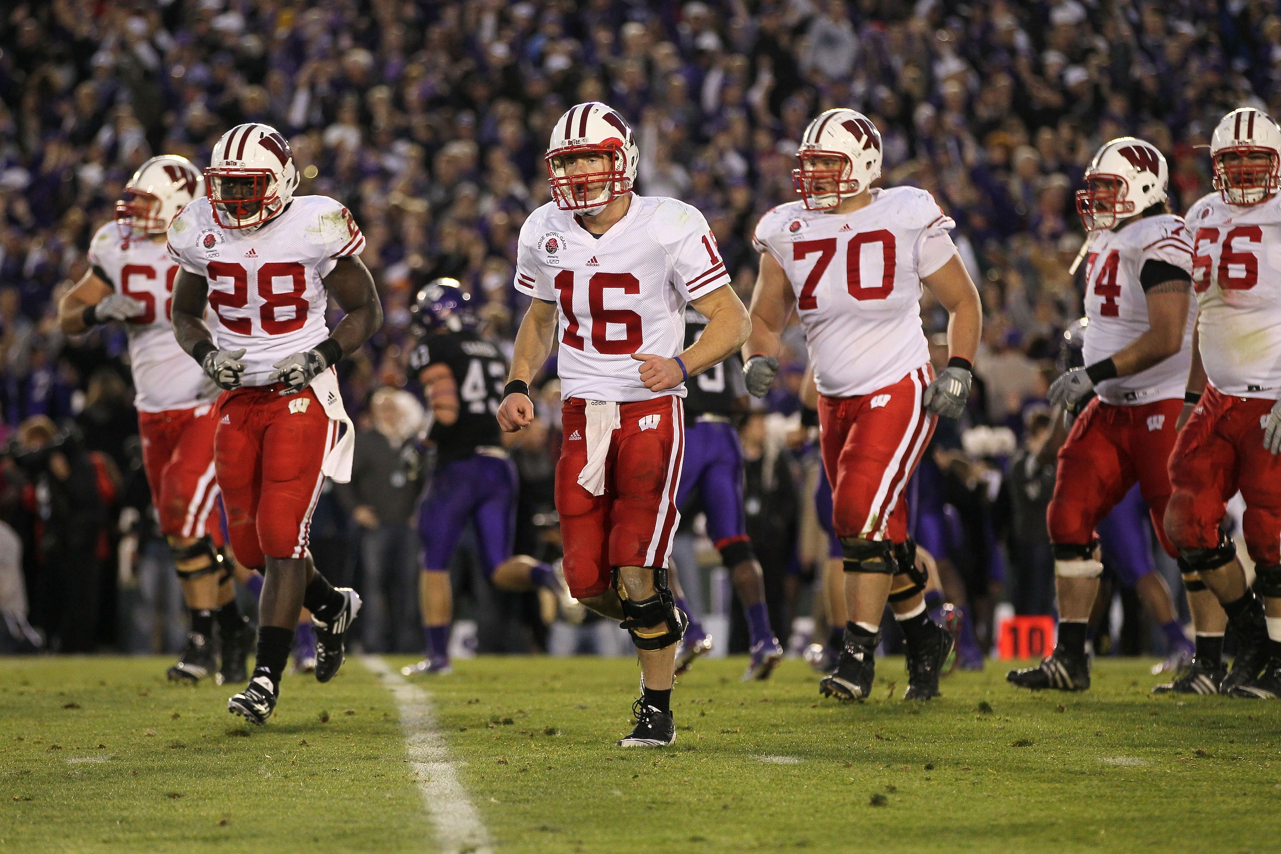 PASADENA, CA - JANUARY 01:  Quarterback Scott Tolzien #16 of the Wisconsin Badgers leads his team off the field after missing a two point conversion against the TCU Horned Frogs during the 97th Rose Bowl game on January 1, 2011 in Pasadena, California.  (