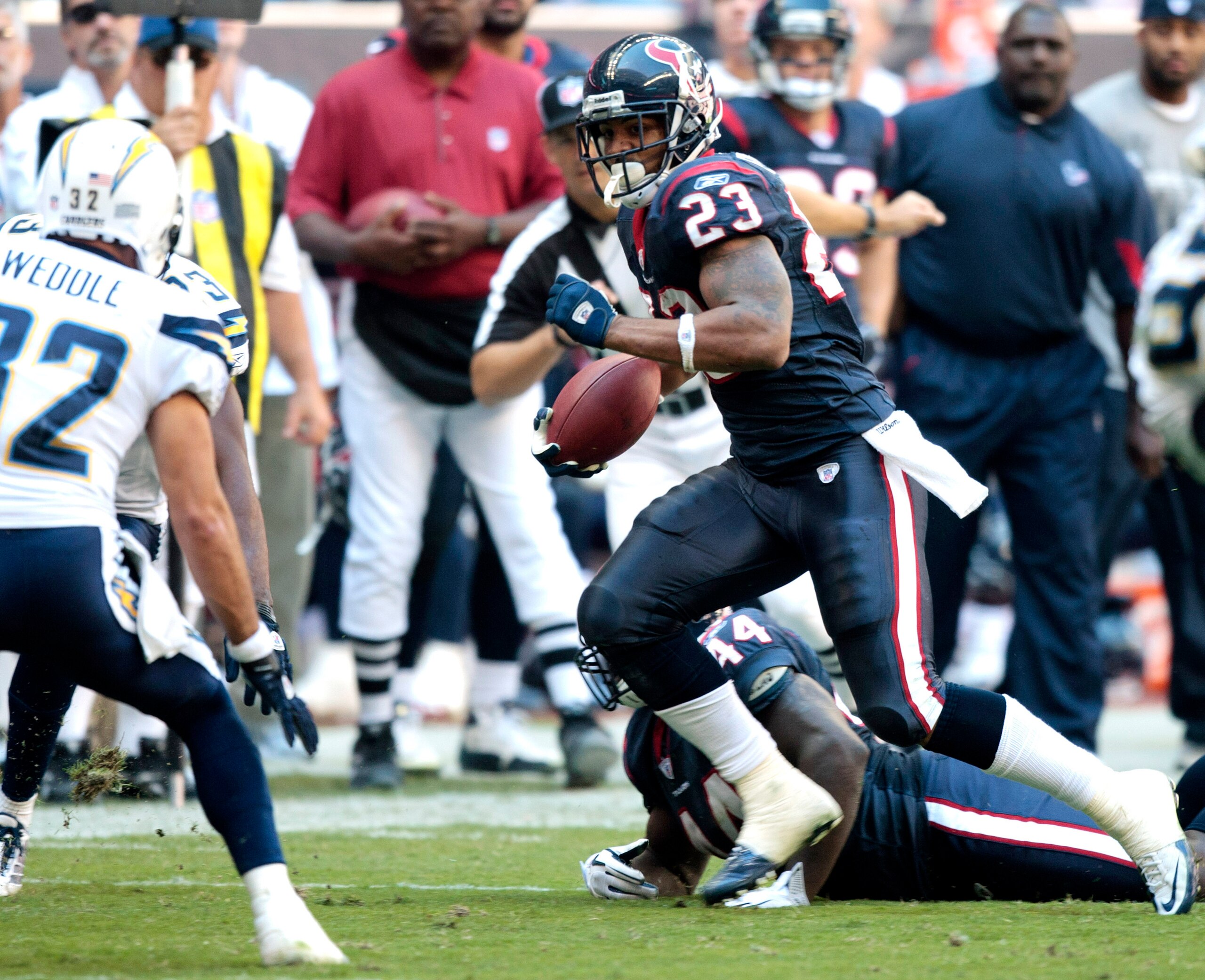 HOUSTON - NOVEMBER 07:  Running back Arian Foster #23 of the Houston Texans rushes in the first half against the San Diego Chargers at Reliant Stadium on November 7, 2010 in Houston, Texas.  (Photo by Bob Levey/Getty Images)