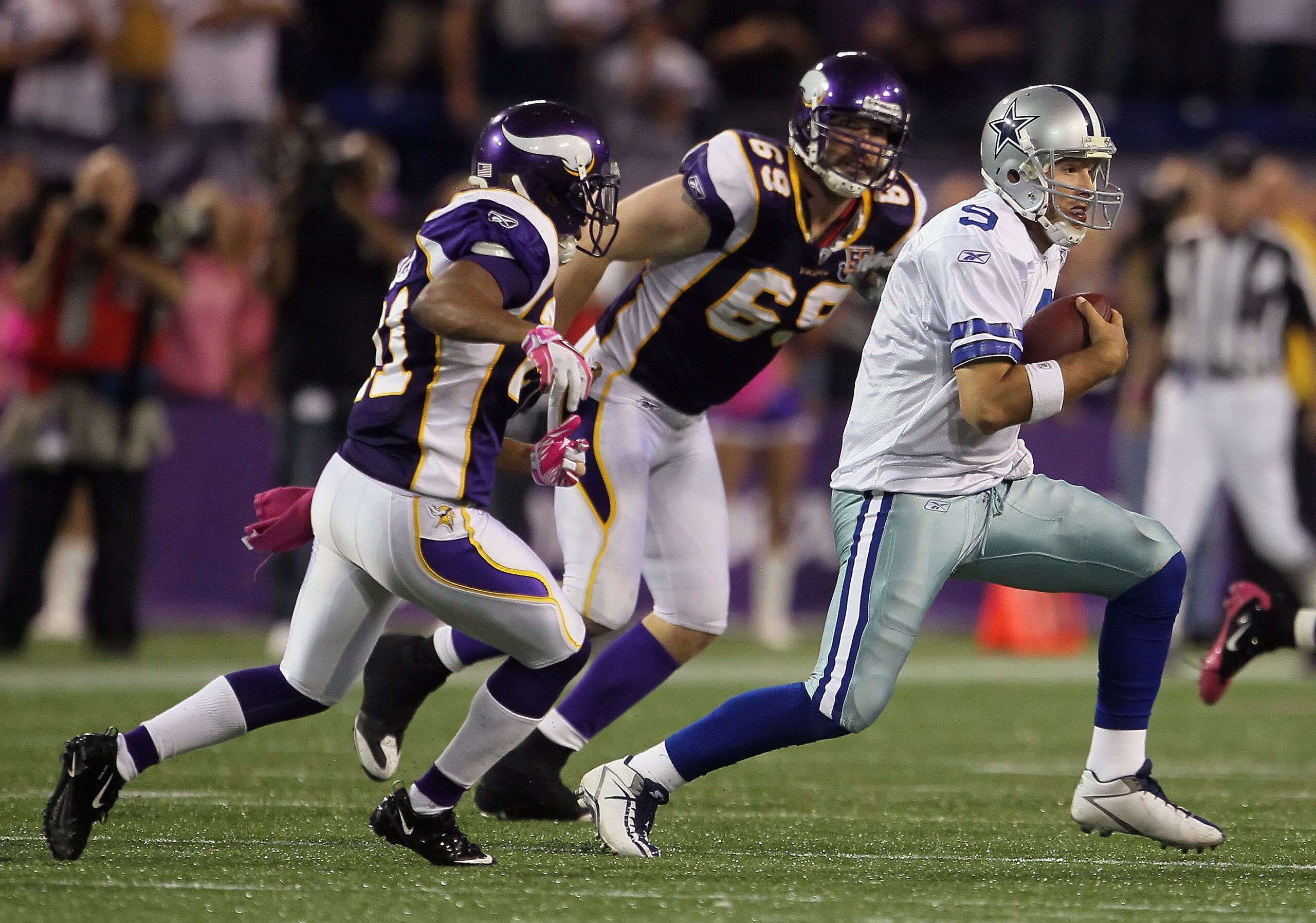 MINNEAPOLIS - OCTOBER 17:  Quarterback Tony Romo #9 of the Dallas Cowboys runs with the ball against the Minnesota Vikings at Mall of America Field on October 17, 2010 in Minneapolis, Minnesota.  (Photo by Jeff Gross/Getty Images)