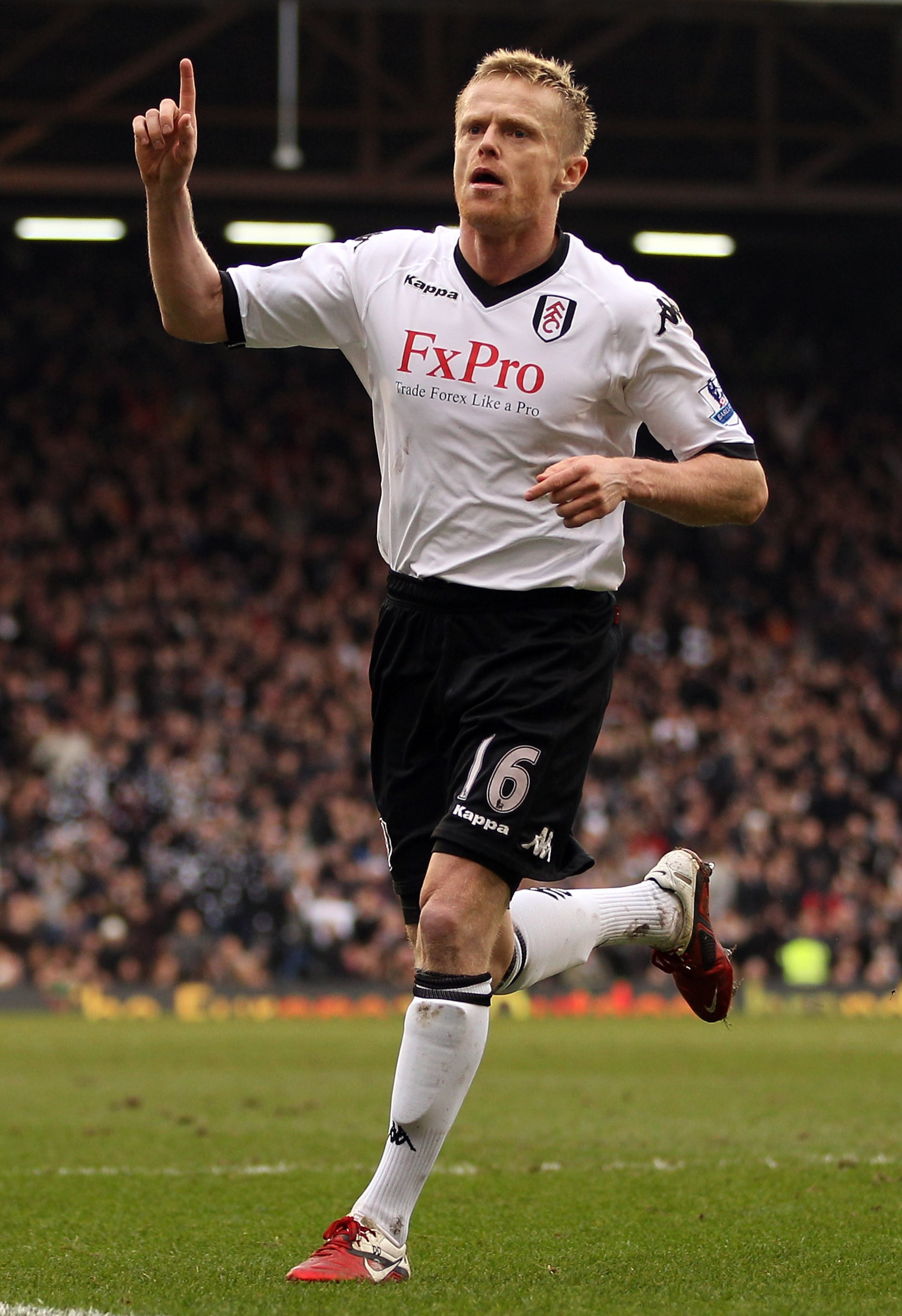 LONDON, ENGLAND - MARCH 05:  Damien Duff of Fulham celebrates scoring the first goal during the Barclays Premier League match between Fulham and Blackburn Rovers at Craven Cottage on March 5, 2011 in London, England.  (Photo by Richard Heathcote/Getty Ima