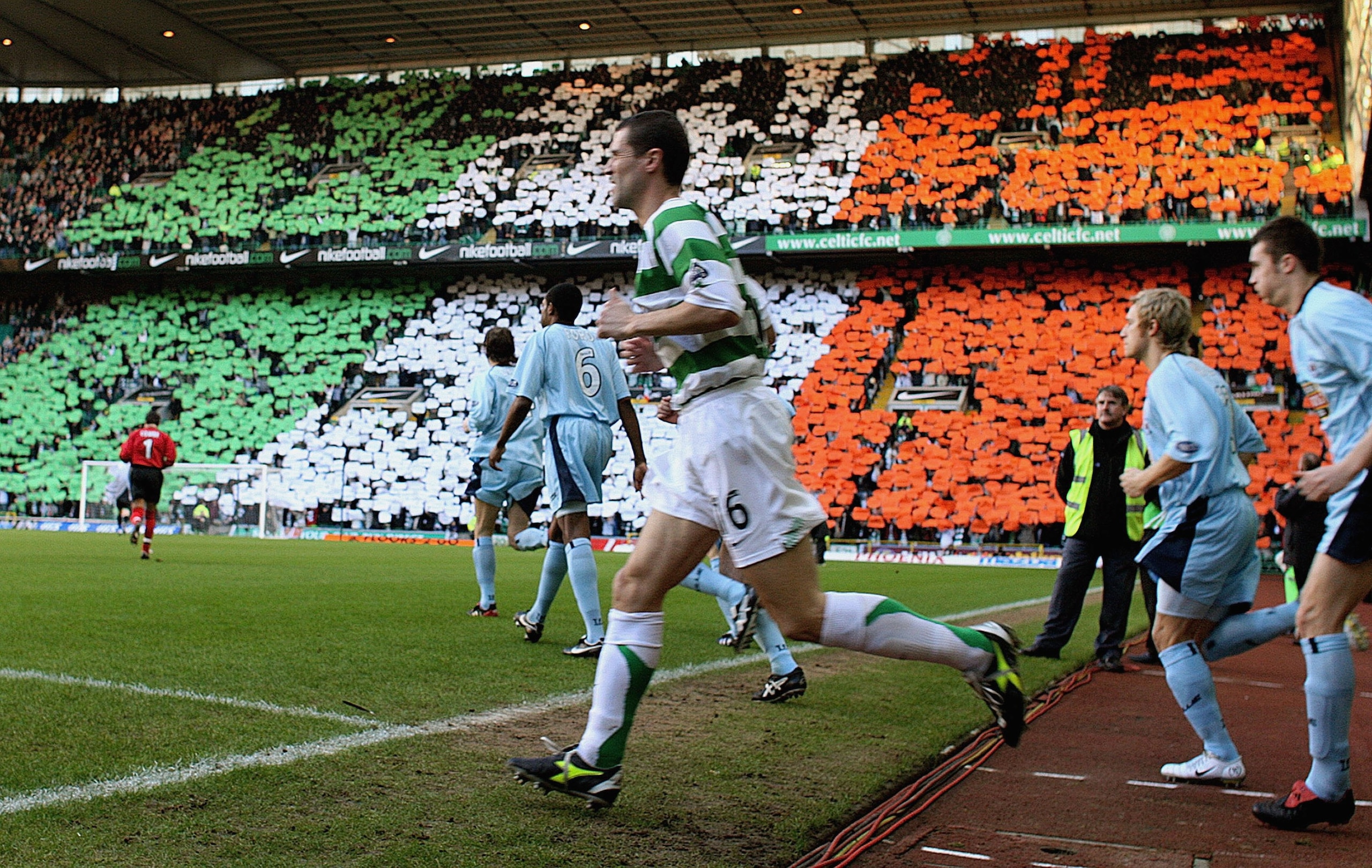 GLASGOW, UNITED KINGDOM - JANUARY 14:  Roy Keane of Celtic runs onto the pitch for the Scottish Premier league soccer match against Kilmarnock at Celtic Park January 14, 2006, Glasgow Scotland.  (Photo by Jeff J Mitchell/Getty Images)