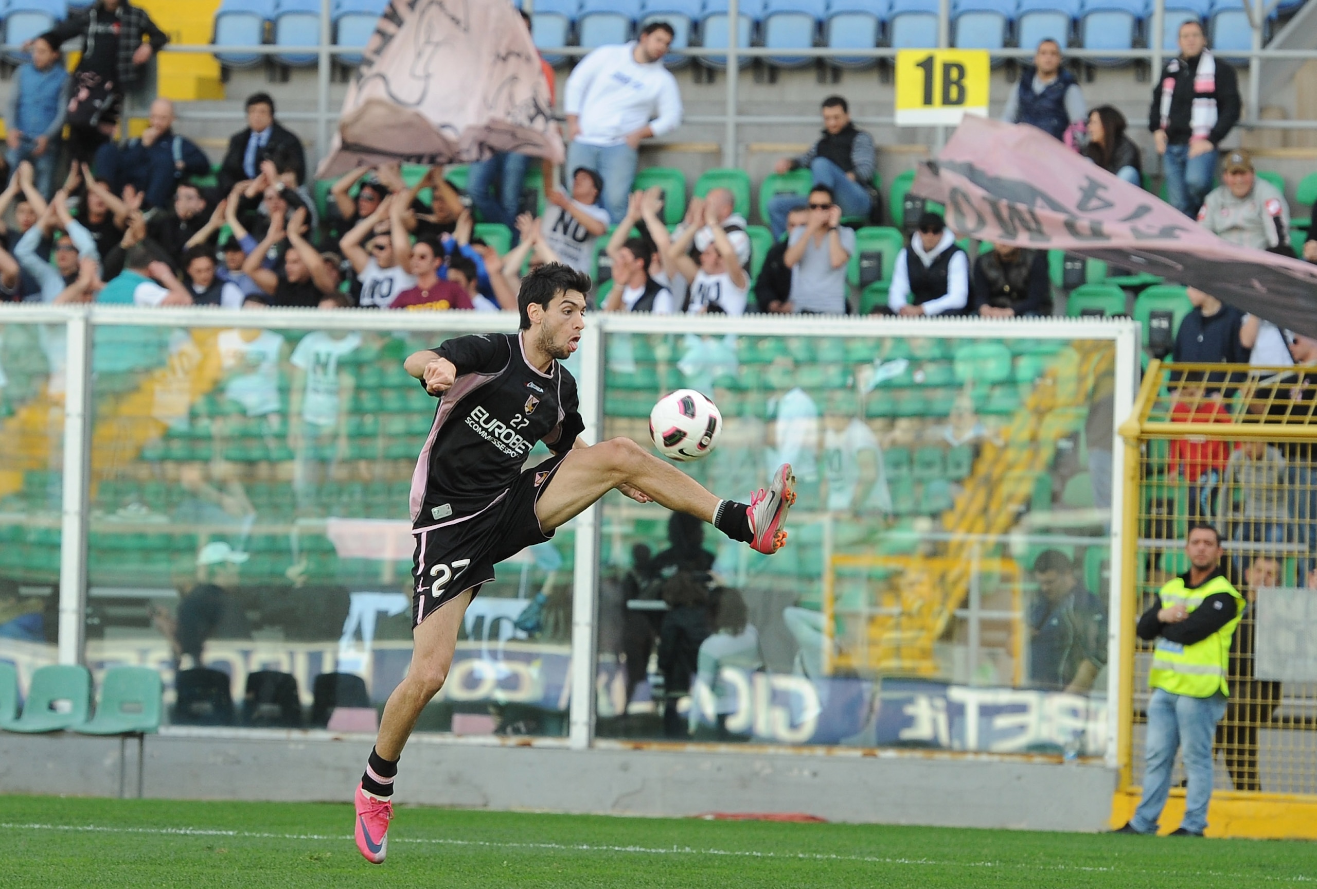 PALERMO, ITALY - MARCH 16:  Javier Pastore of US Citta di Palermo in action during a training session at Stadio Renzo Barbera on March 16, 2011 in Palermo, Italy.  (Photo by Tullio M. Puglia/Getty Images)