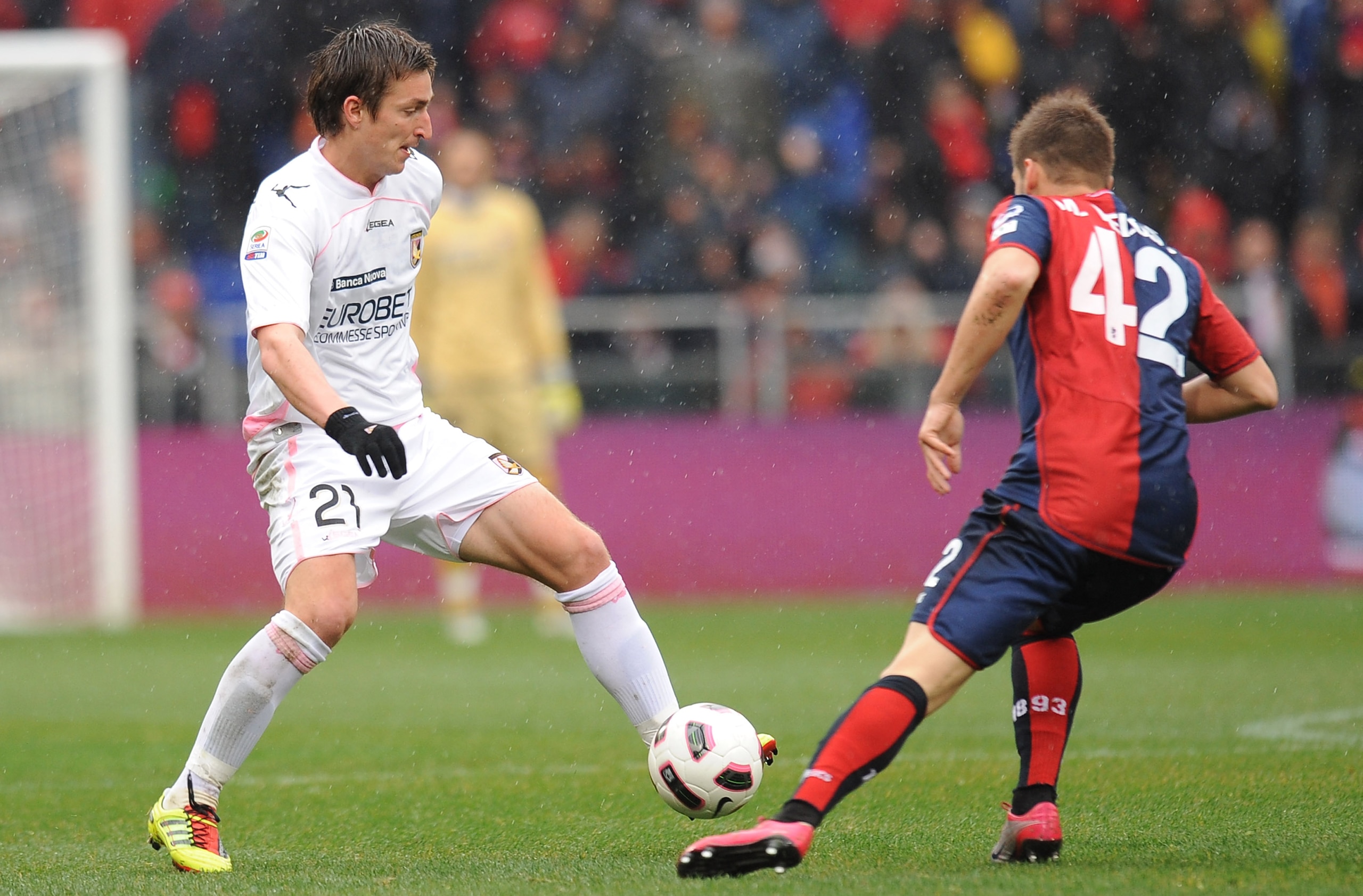 GENOA, ITALY - MARCH 13: Armin Bacinovic (L) of Palermo is challenged by Miguel Veloso of Genoa during the Serie A match between Genoa CFC and US Citta di Palermo at Stadio Luigi Ferraris on March 13, 2011 in Genoa, Italy.  (Photo by Tullio M. Puglia/Gett