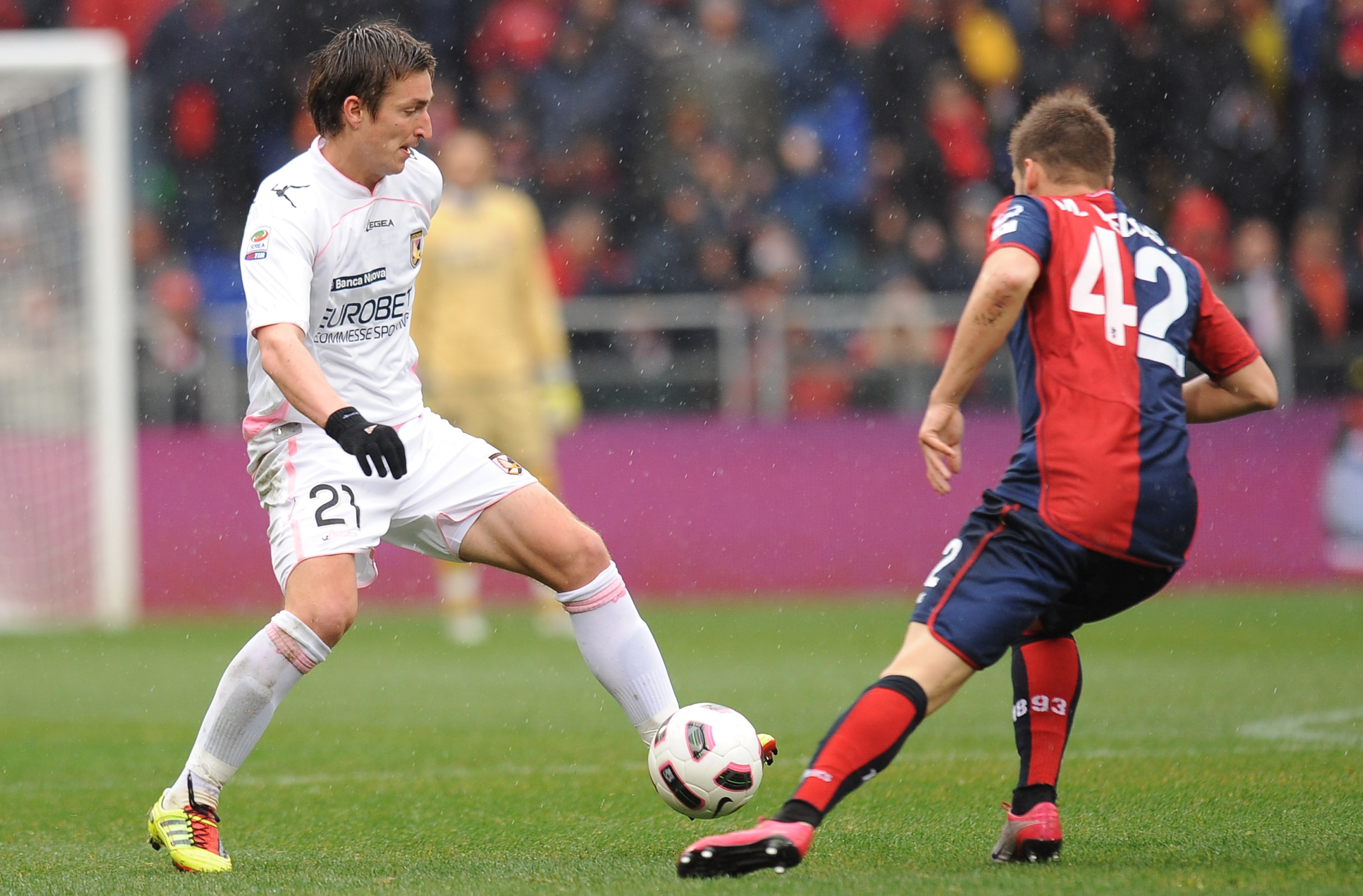 GENOA, ITALY - MARCH 13: Armin Bacinovic (L) of Palermo is challenged by Miguel Veloso of Genoa during the Serie A match between Genoa CFC and US Citta di Palermo at Stadio Luigi Ferraris on March 13, 2011 in Genoa, Italy.  (Photo by Tullio M. Puglia/Gett