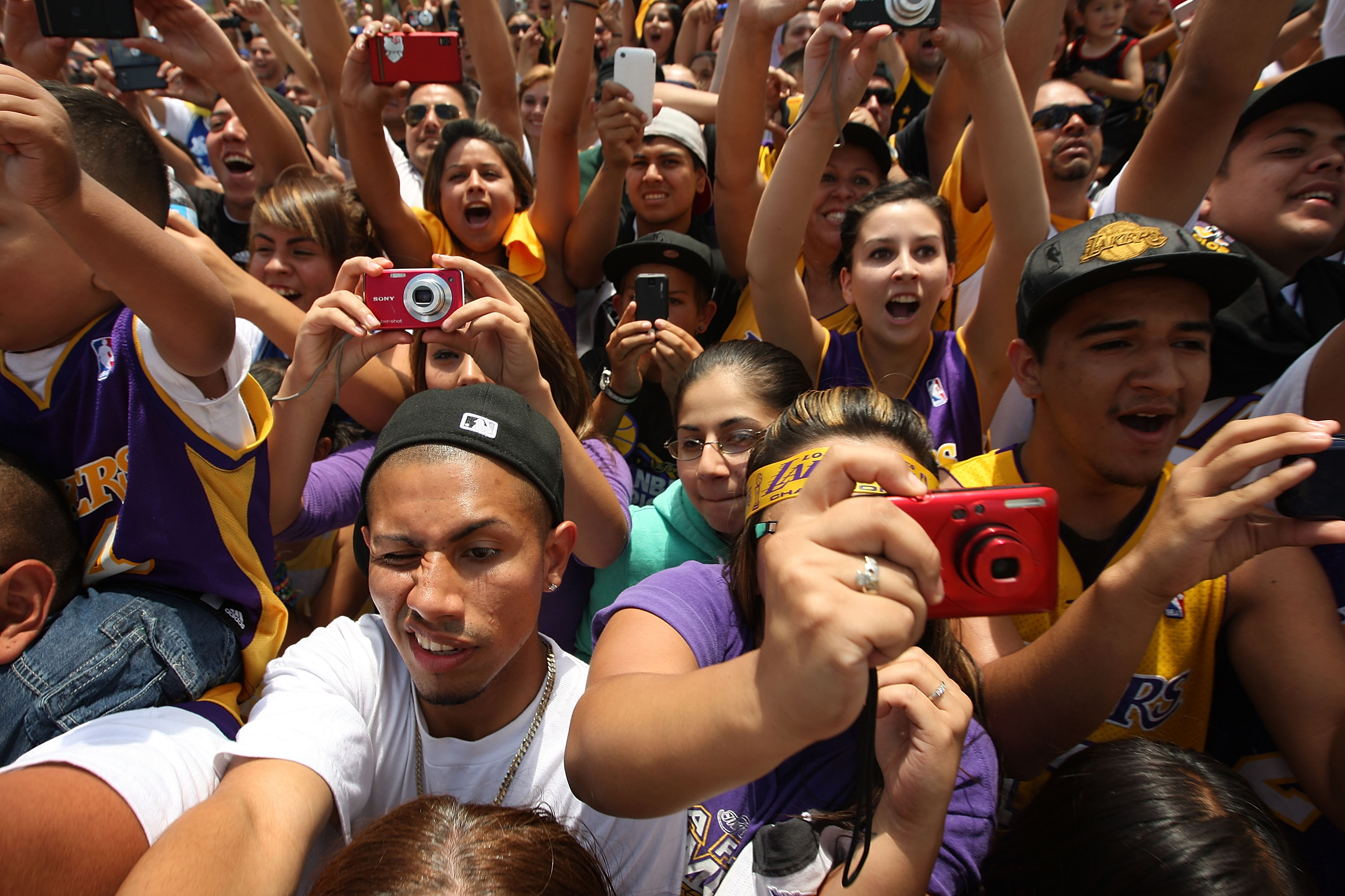 LOS ANGELES, CA - JUNE 21:  Fans cheer for the Los Angeles Lakers during their victory parade for the the NBA basketball champion team on June 21, 2010 in Los Angeles, California. The Lakers beat the Boston Celtics 87-79 in 7 games for the franchise's 16