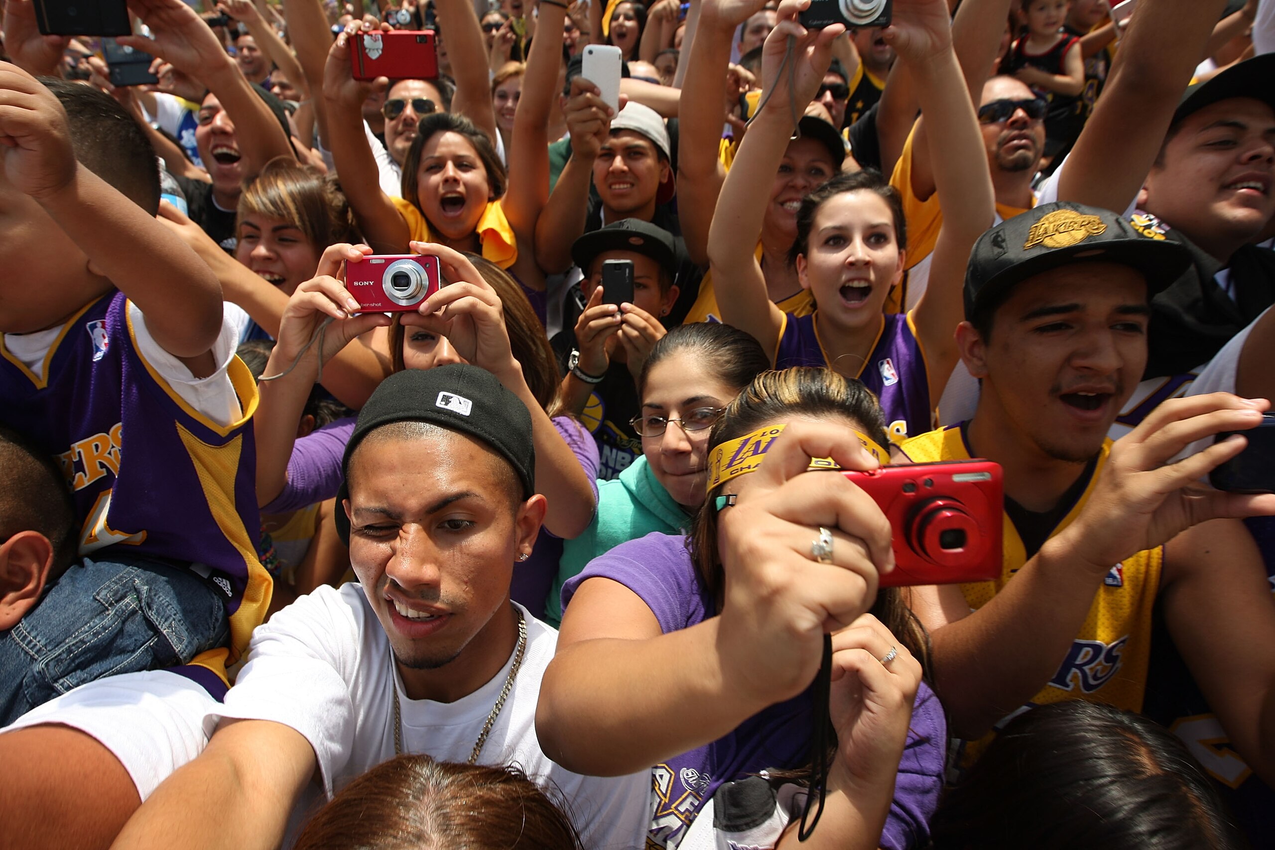 LOS ANGELES, CA - JUNE 21:  Fans cheer for the Los Angeles Lakers during their victory parade for the the NBA basketball champion team on June 21, 2010 in Los Angeles, California. The Lakers beat the Boston Celtics 87-79 in 7 games for the franchise's 16