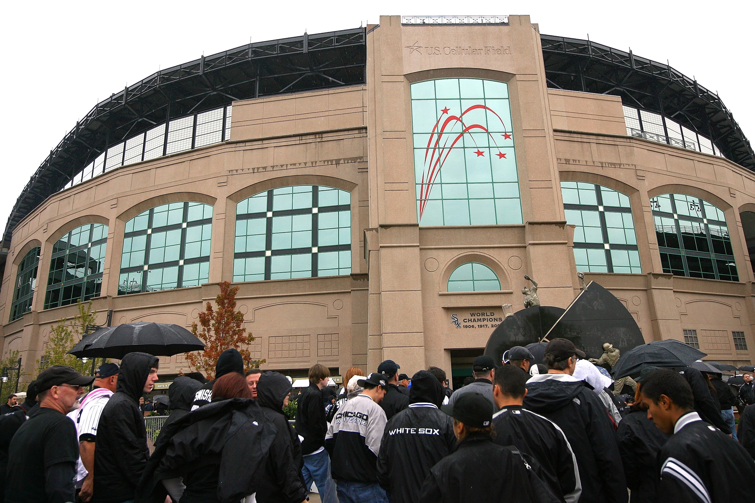 CHICAGO - OCTOBER 05: Rain falls as fans of the Chicago White Sox arrive at the stadium for Game Three of the ALDS against the Tampa Bay Rays during the 2008 MLB Playoffs at U.S. Cellular Field on October 5, 2008 in Chicago, Illinois.  (Photo by Jamie Squ