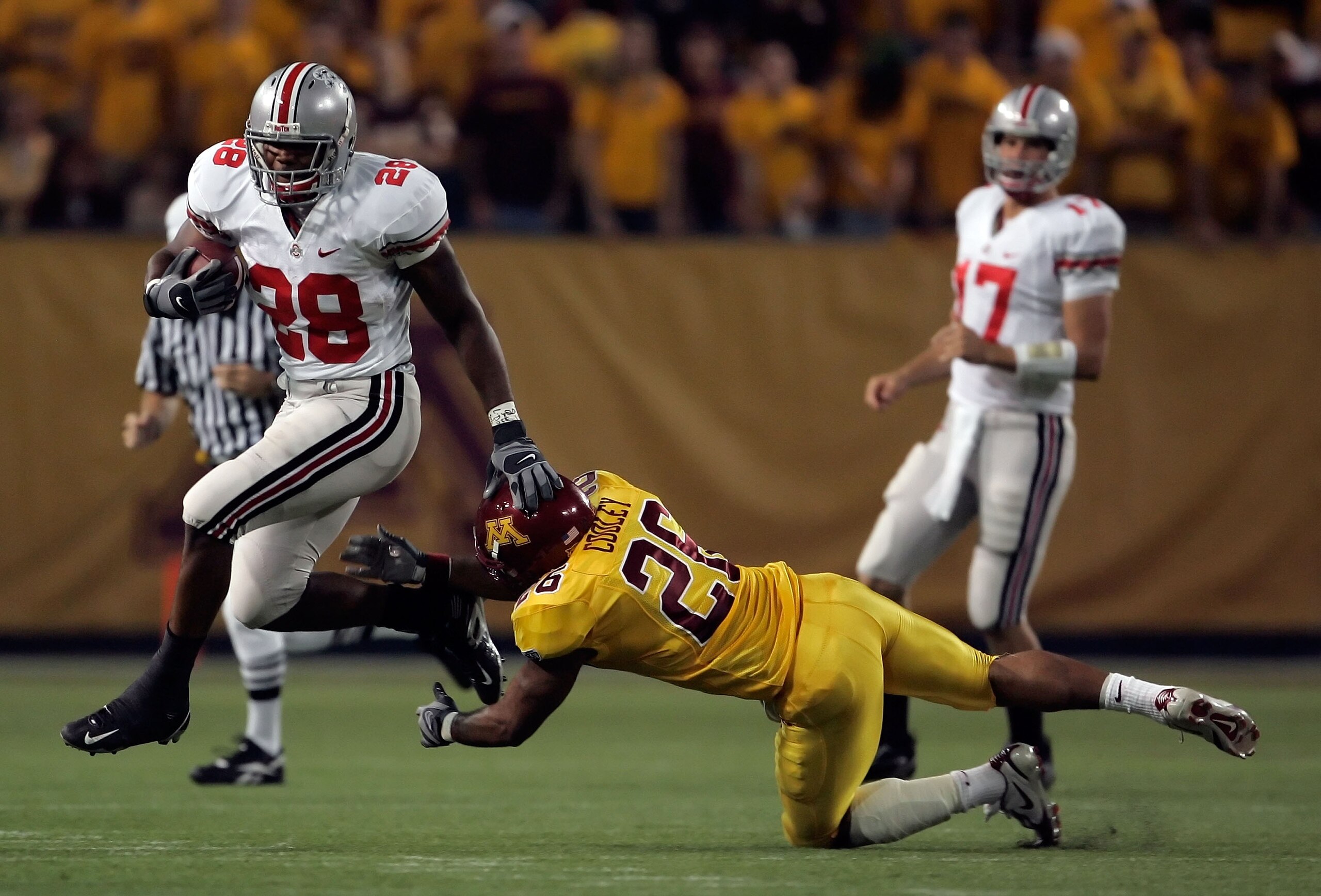 MINNEAPOLIS, MN - SEPTEMBER 29:  Runningback Chris Wells #28 of the Ohio State Buckeyes breaks the tackle of Duran Cooley #26 of the Minnesota Golden Gophers in the second quarter at the Metrodome on September 29, 2007 in Minneapolis, Minnesota.  (Photo b