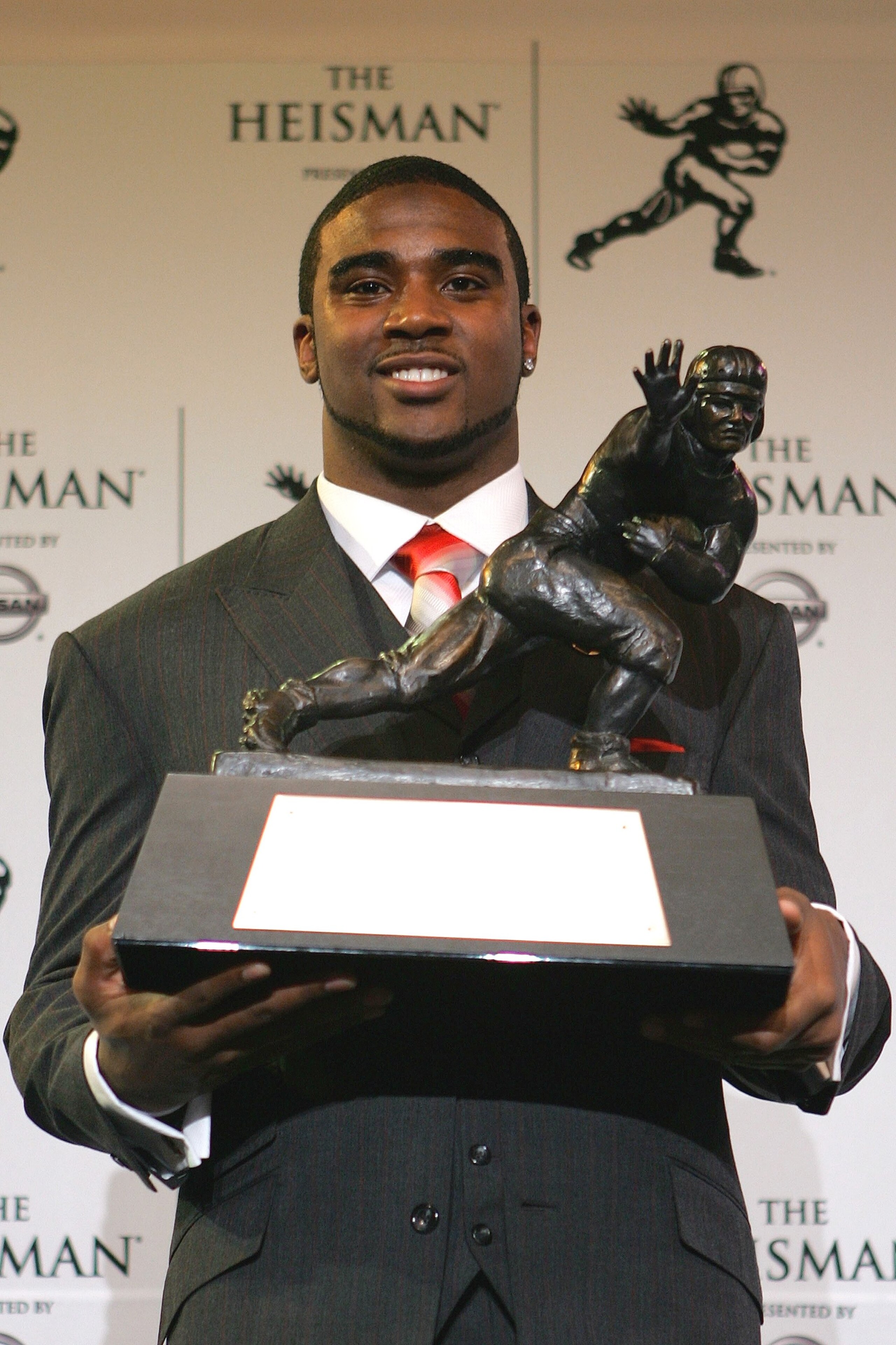 NEW YORK - DECEMBER 09: Quarterback Troy Smith of Ohio State University wins the Heisman Trophy on December 9, 2006 in New York City.  (Photo by Chris Trotman/Getty Images)