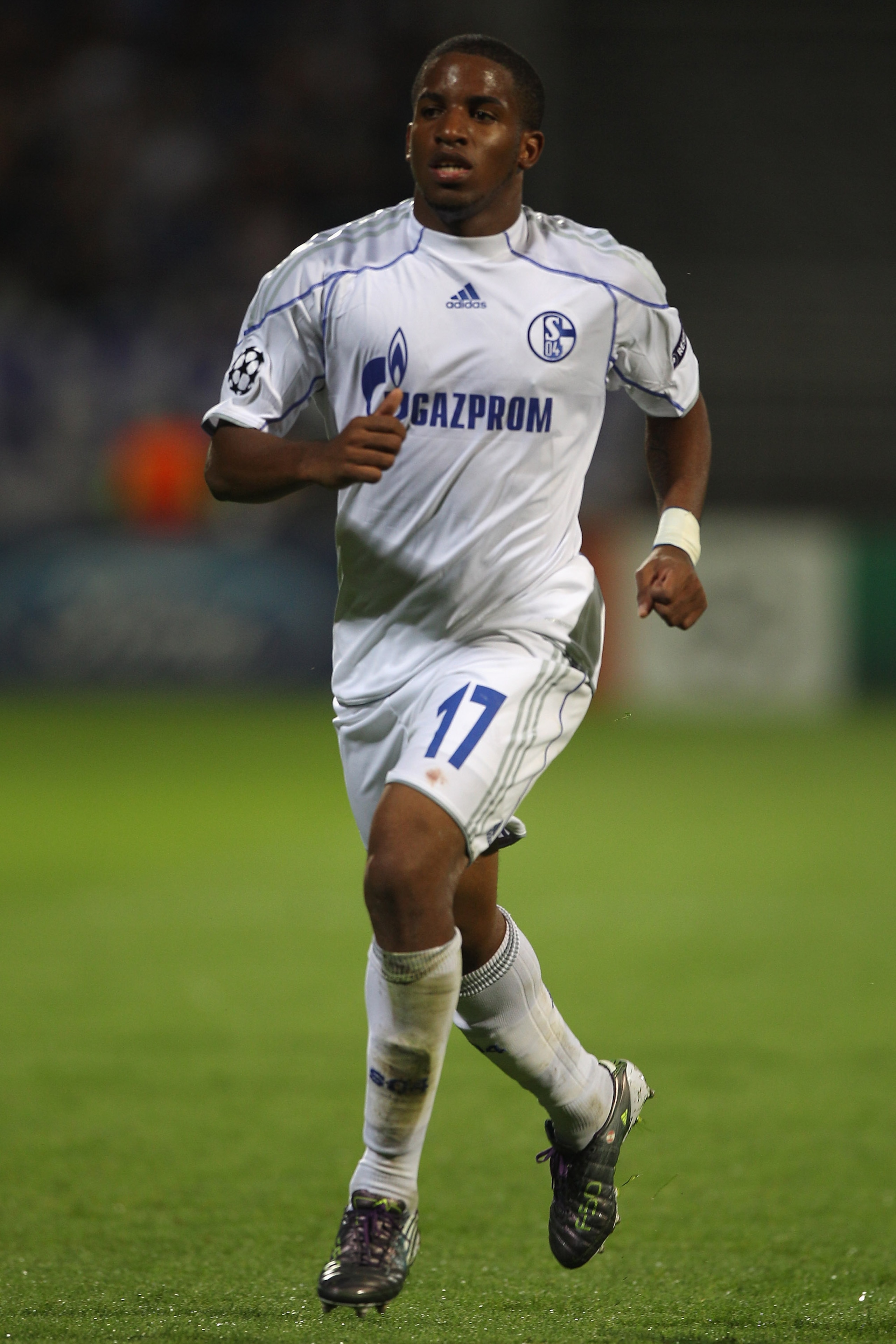 LYON, FRANCE - SEPTEMBER 14:  Jefferson Farfan of Schalke during the UEFA Champions League Group B match between Olympique Lyonnais and FC Schalke 04 at the Stade de Gerland on September 14, 2010 in Lyon, France.  (Photo by Michael Steele/Getty Images)