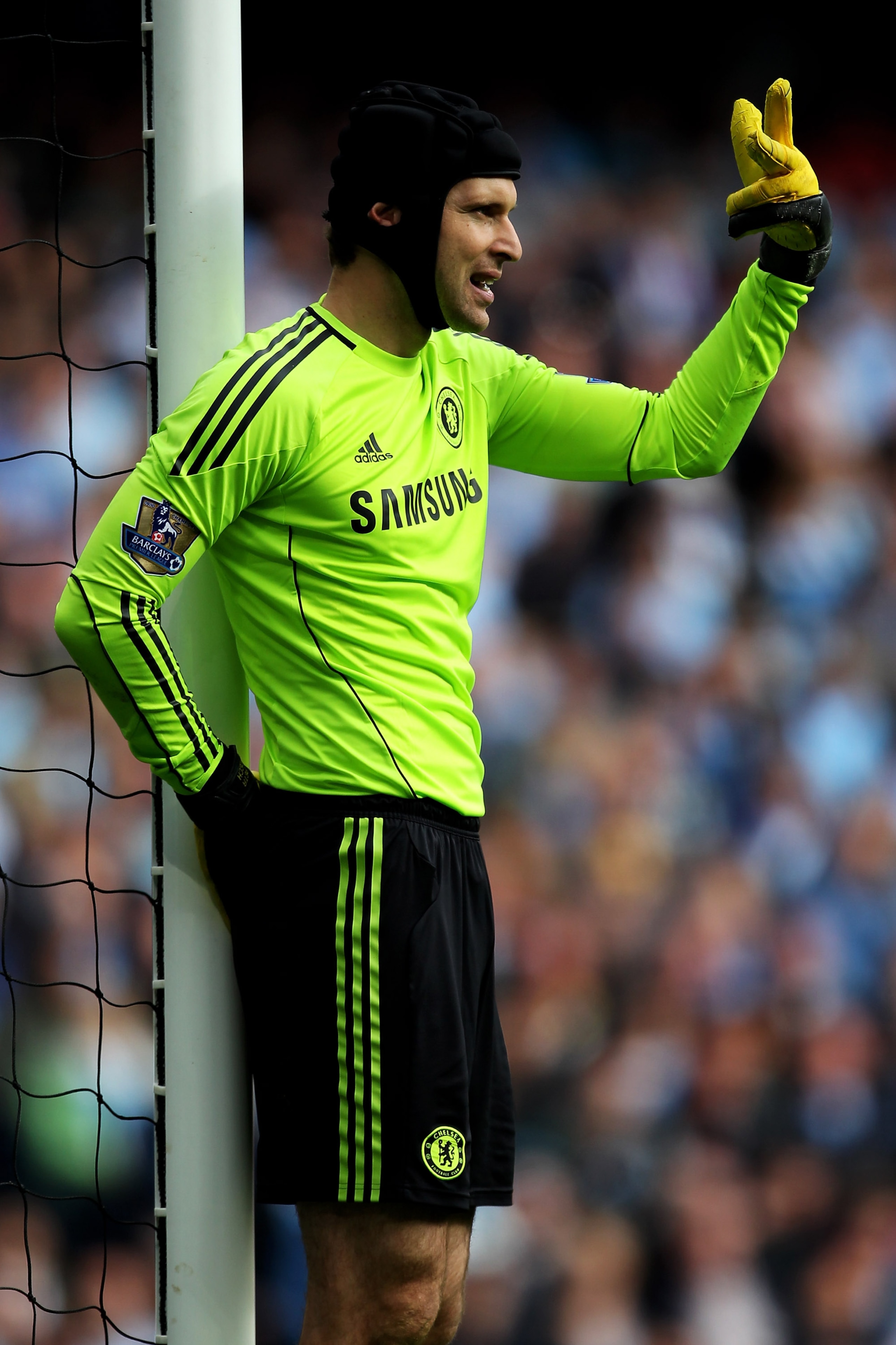 MANCHESTER, ENGLAND - SEPTEMBER 25:  Petr Cech of Chelsea gestures during the Barclays Premier League match between Manchester City and Chelsea at the City of Manchester Stadium on September 25, 2010 in Manchester, England.  (Photo by Alex Livesey/Getty I