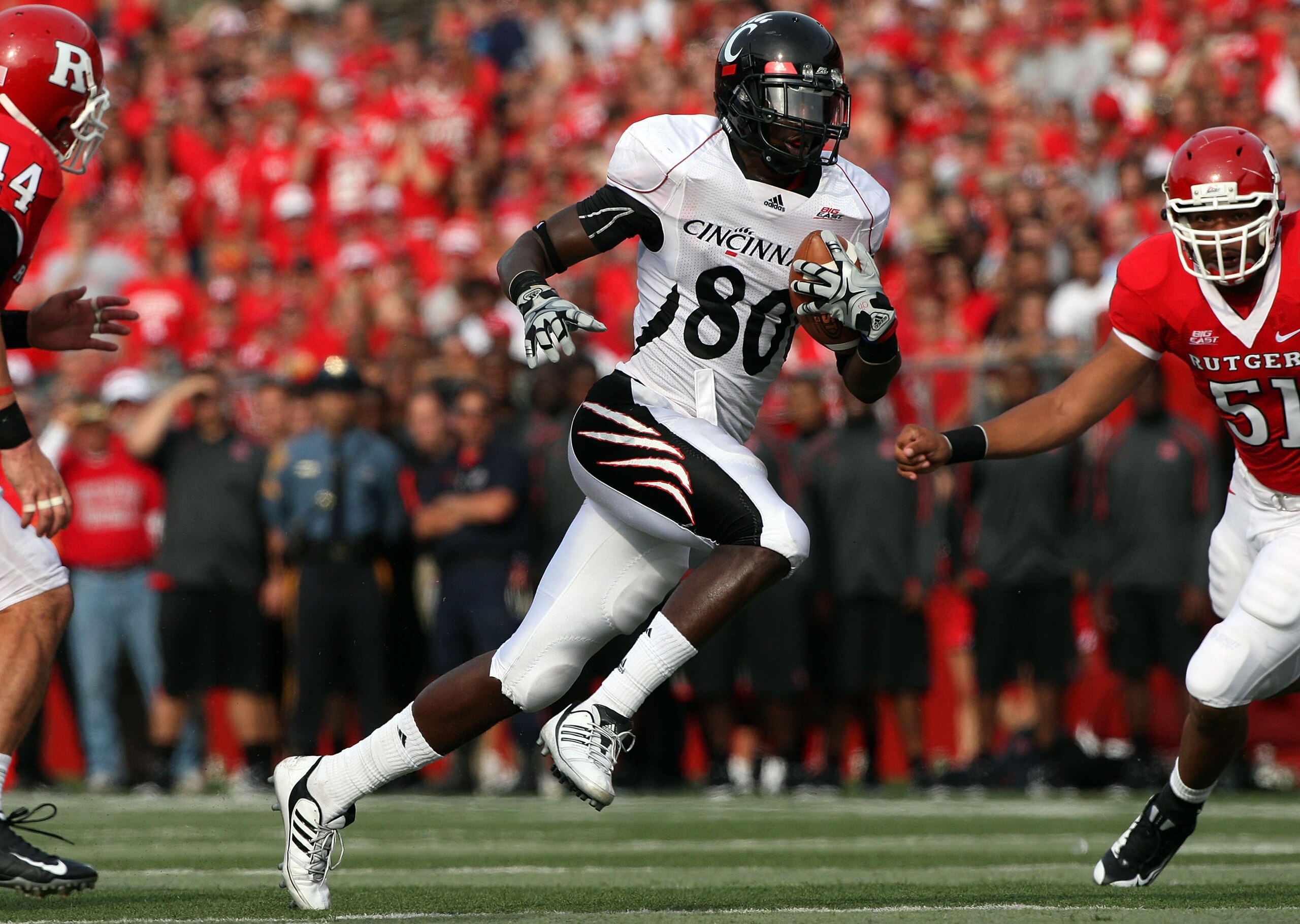PISCATAWAY, NJ - SEPTEMBER 07:  Armon Binns #80 of the Cincinnati Bearcats runs the ball against the Rutgers Scarlet Knights at Rutgers Stadium on September 7, 2009 in Piscataway, New Jersey.  (Photo by Jim McIsaac/Getty Images)