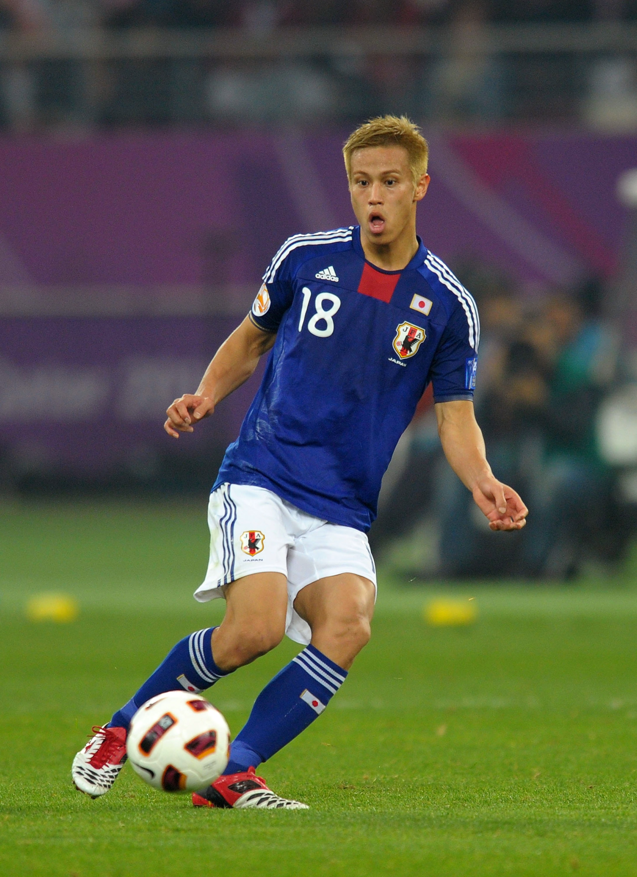 DOHA, QATAR - JANUARY 29:  Keisuke Honda of Japan in action during the AFC Asian Cup Final match between the Australian Socceroos and Japan at Khalifa International Stadium on January 29, 2011 in Doha, Qatar.  (Photo by Koki Nagahama/Getty Images)