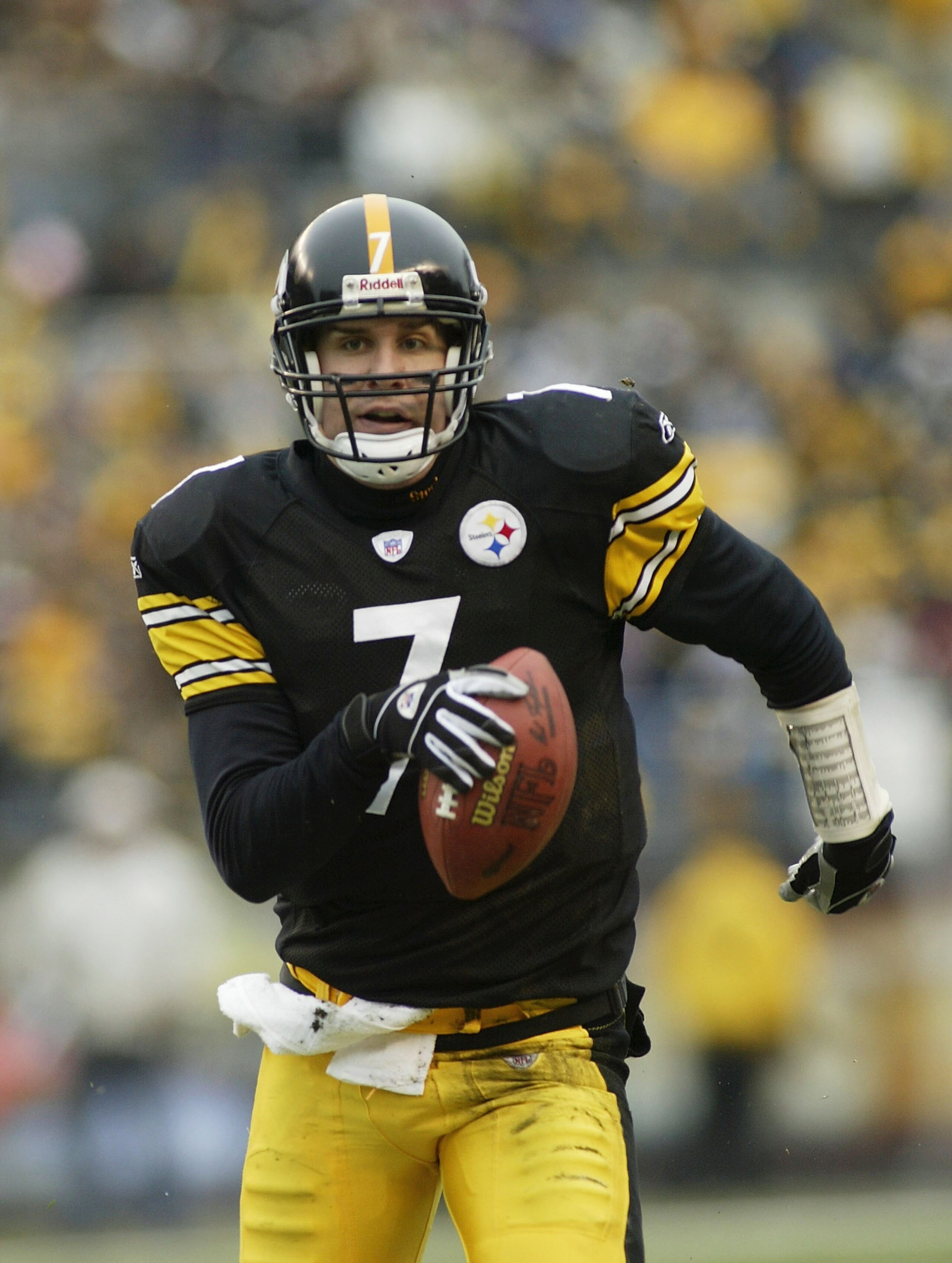 PITTSBURGH - DECEMBER 26:  Ben Roethlisberger #7 of the Pittsburgh Steelers runs against the Baltimore Ravens December 26, 2004 at Heinz Field in Pittsburgh, Pennsylvania.  (Photo by Rick Stewart/Getty Images)